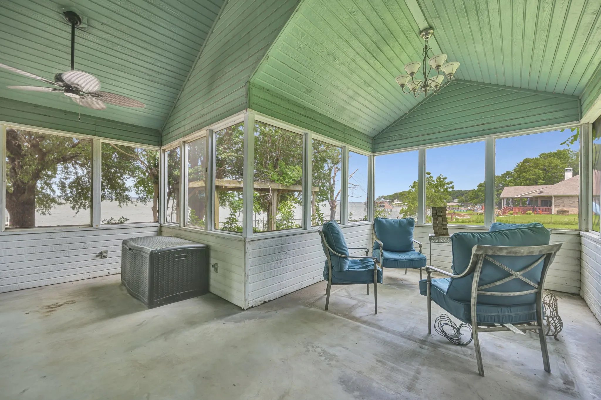 Single Family Residence For Sale in Henderson County , 203 Port Drive, Gun Barrel City, Texas 75156, 5 Bedroom, 3 Bathroom, Garage spaces, 3,034 Sqft, built in 1988, mls#21302081, Real Estate Agent in Gun Barrel City, Homes For Sale in Henderson county, Homes For Sale in Gun Barrel City, Realtor in Gun Barrel City Texas, Real Estate Brokerage Independent Realty Texas, Luminita Cordes Realtor