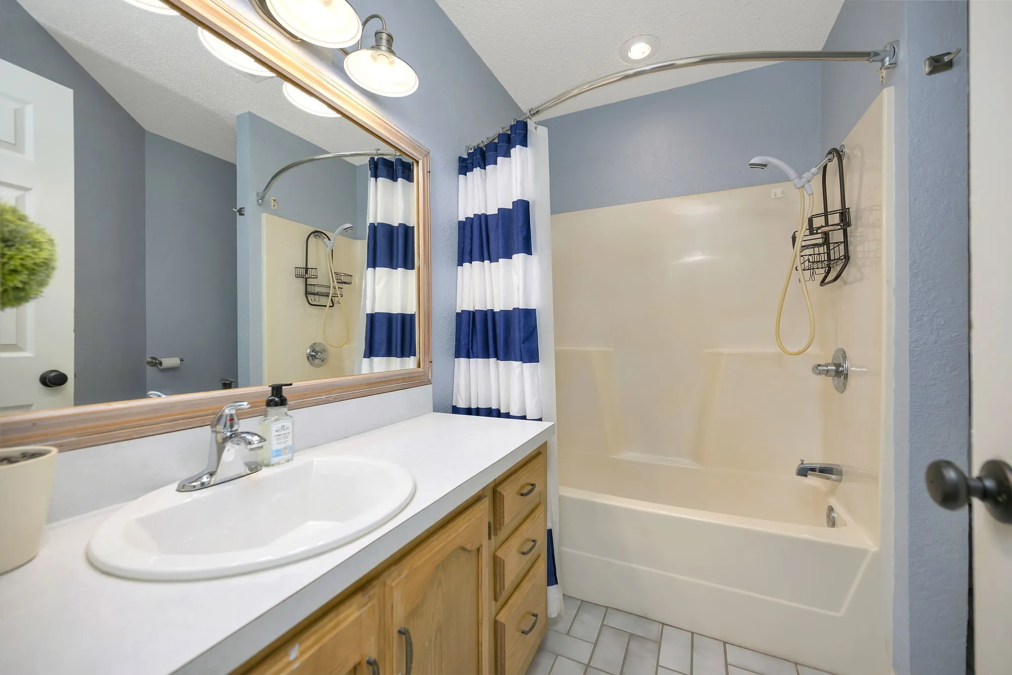 Single Family Residence For Sale in Henderson County , 203 Port Drive, Gun Barrel City, Texas 75156, 5 Bedroom, 3 Bathroom, Garage spaces, 3,034 Sqft, built in 1988, mls#21302081, Real Estate Agent in Gun Barrel City, Homes For Sale in Henderson county, Homes For Sale in Gun Barrel City, Realtor in Gun Barrel City Texas, Real Estate Brokerage Independent Realty Texas, Luminita Cordes Realtor