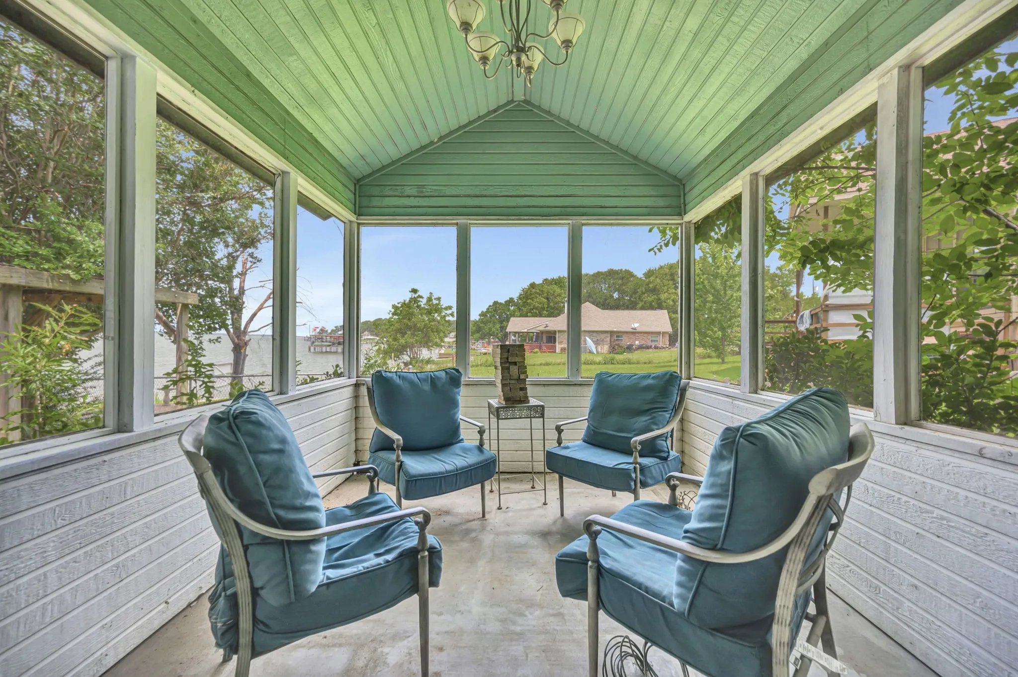 Single Family Residence For Sale in Henderson County , 203 Port Drive, Gun Barrel City, Texas 75156, 5 Bedroom, 3 Bathroom, Garage spaces, 3,034 Sqft, built in 1988, mls#21302081, Real Estate Agent in Gun Barrel City, Homes For Sale in Henderson county, Homes For Sale in Gun Barrel City, Realtor in Gun Barrel City Texas, Real Estate Brokerage Independent Realty Texas, Luminita Cordes Realtor