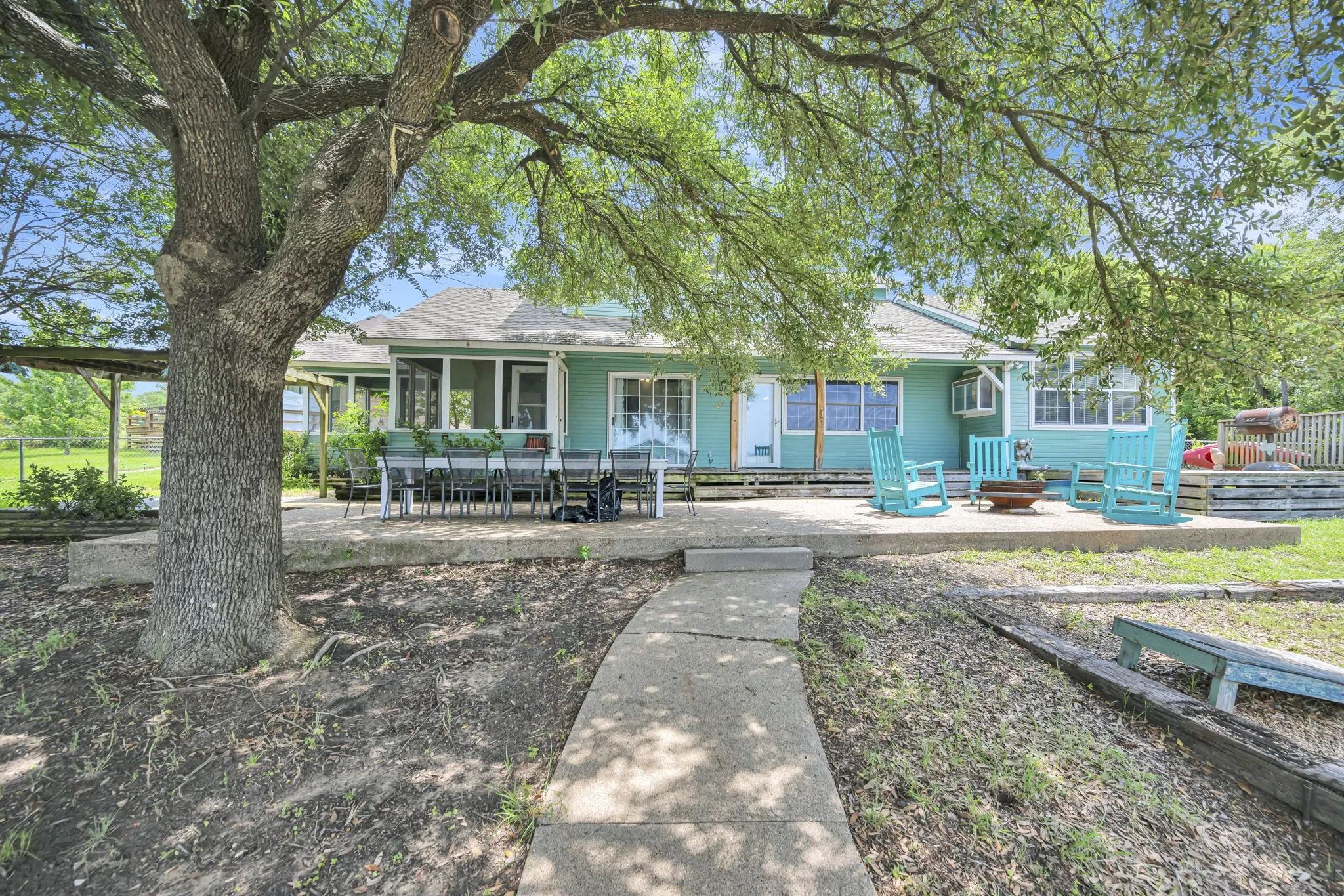 Single Family Residence For Sale in Henderson County , 203 Port Drive, Gun Barrel City, Texas 75156, 5 Bedroom, 3 Bathroom, Garage spaces, 3,034 Sqft, built in 1988, mls#21302081, Real Estate Agent in Gun Barrel City, Homes For Sale in Henderson county, Homes For Sale in Gun Barrel City, Realtor in Gun Barrel City Texas, Real Estate Brokerage Independent Realty Texas, Luminita Cordes Realtor