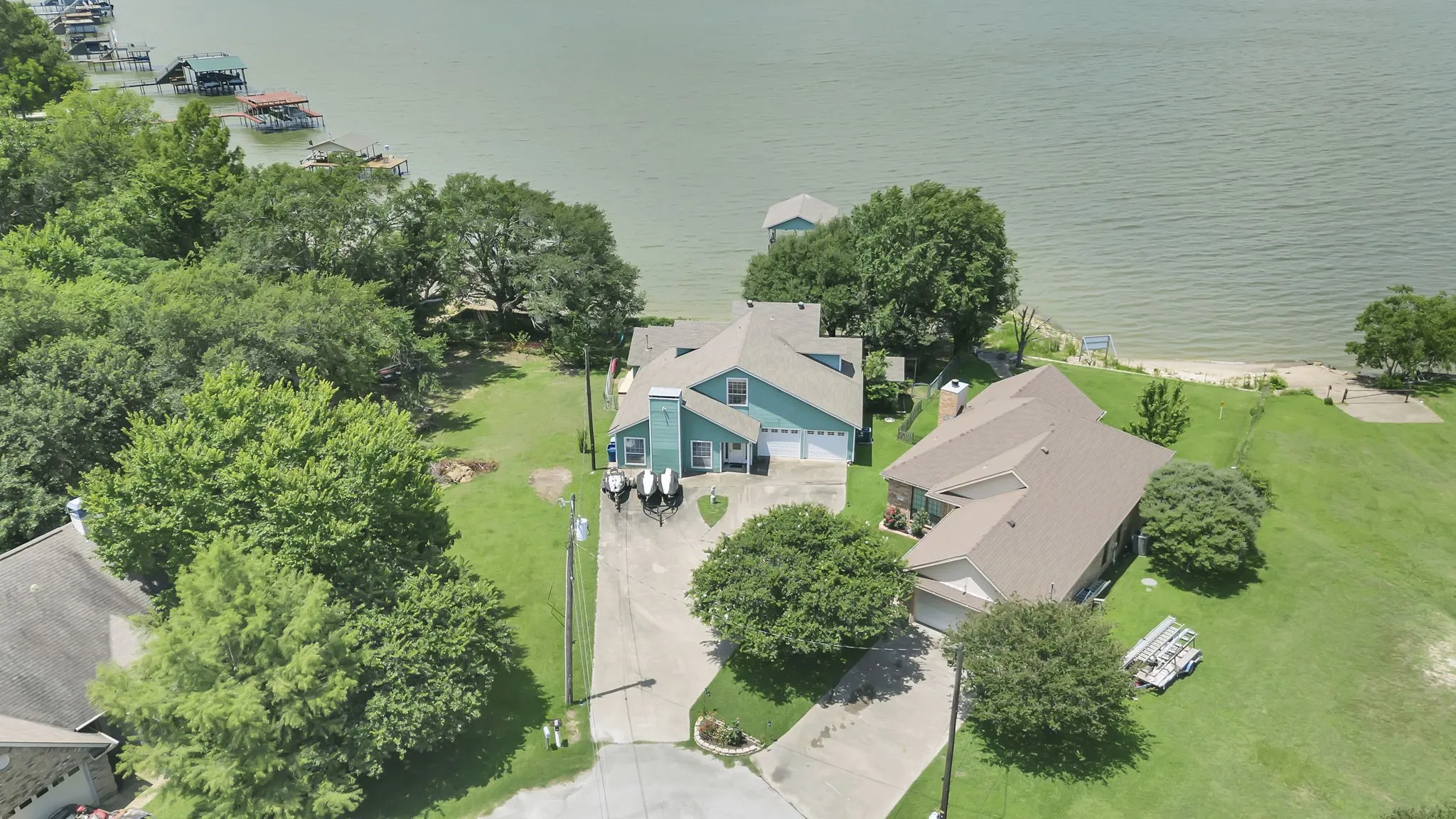 Single Family Residence For Sale in Henderson County , 203 Port Drive, Gun Barrel City, Texas 75156, 5 Bedroom, 3 Bathroom, Garage spaces, 3,034 Sqft, built in 1988, mls#21302081, Real Estate Agent in Gun Barrel City, Homes For Sale in Henderson county, Homes For Sale in Gun Barrel City, Realtor in Gun Barrel City Texas, Real Estate Brokerage Independent Realty Texas, Luminita Cordes Realtor