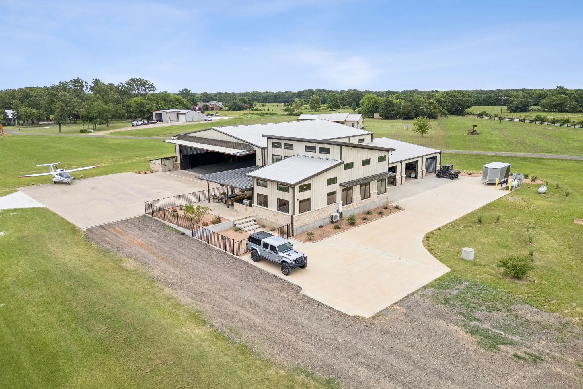 Single Family Residence For Sale in Van Zandt County , 836 VZ County Road, Van, Texas 75790, 1 Bedroom, 2 Bathroom, 3 Garage spaces, 10,848 Sqft, built in 2020, mls#21302348, Real Estate Agent in Van, Homes For Sale in Van Zandt county, Homes For Sale in Van, Realtor in Van Texas, Real Estate Brokerage Independent Realty Texas, Luminita Cordes Realtor