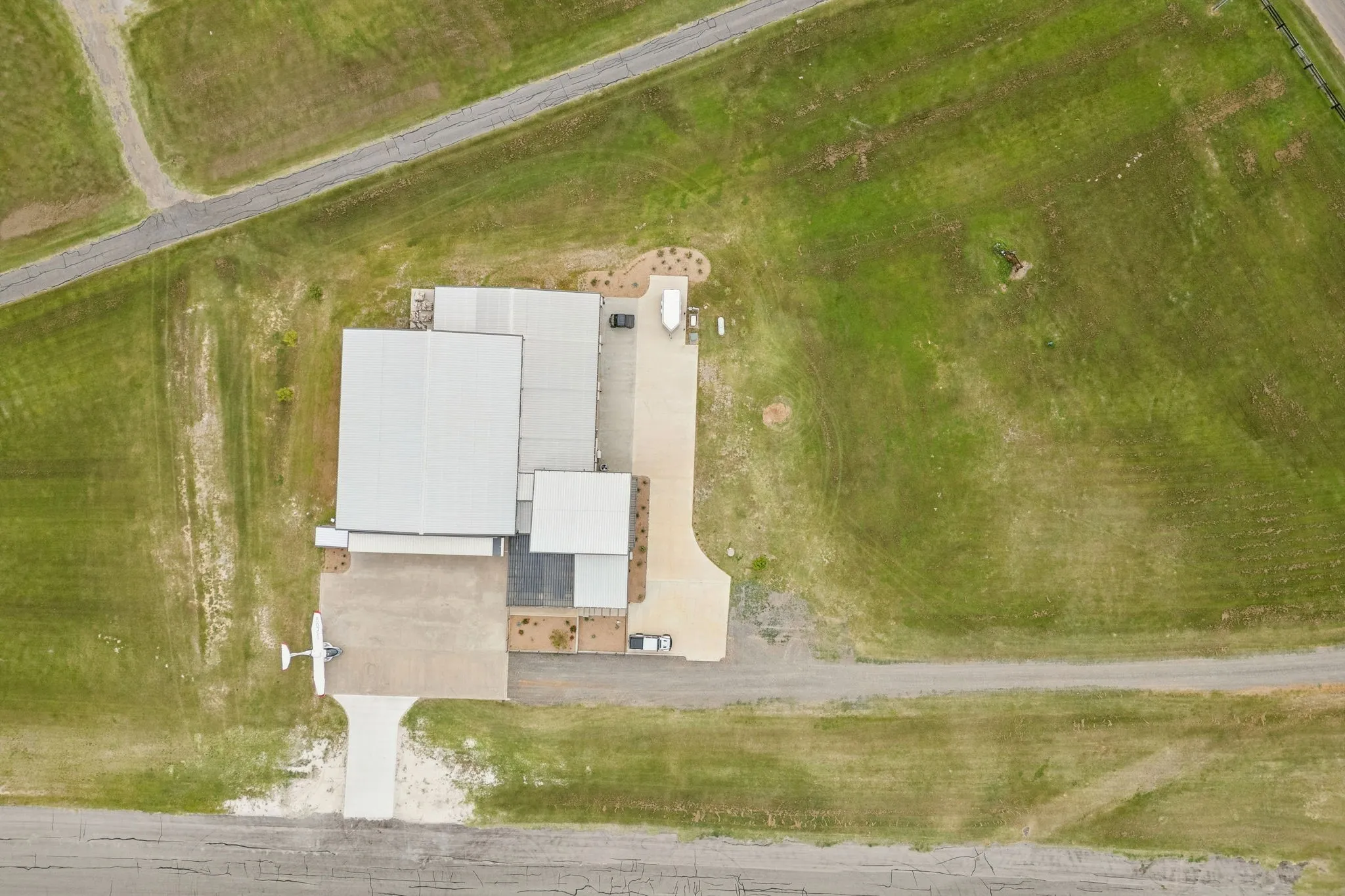 Single Family Residence For Sale in Van Zandt County , 836 VZ County Road, Van, Texas 75790, 1 Bedroom, 2 Bathroom, 3 Garage spaces, 10,848 Sqft, built in 2020, mls#21302348, Real Estate Agent in Van, Homes For Sale in Van Zandt county, Homes For Sale in Van, Realtor in Van Texas, Real Estate Brokerage Independent Realty Texas, Luminita Cordes Realtor