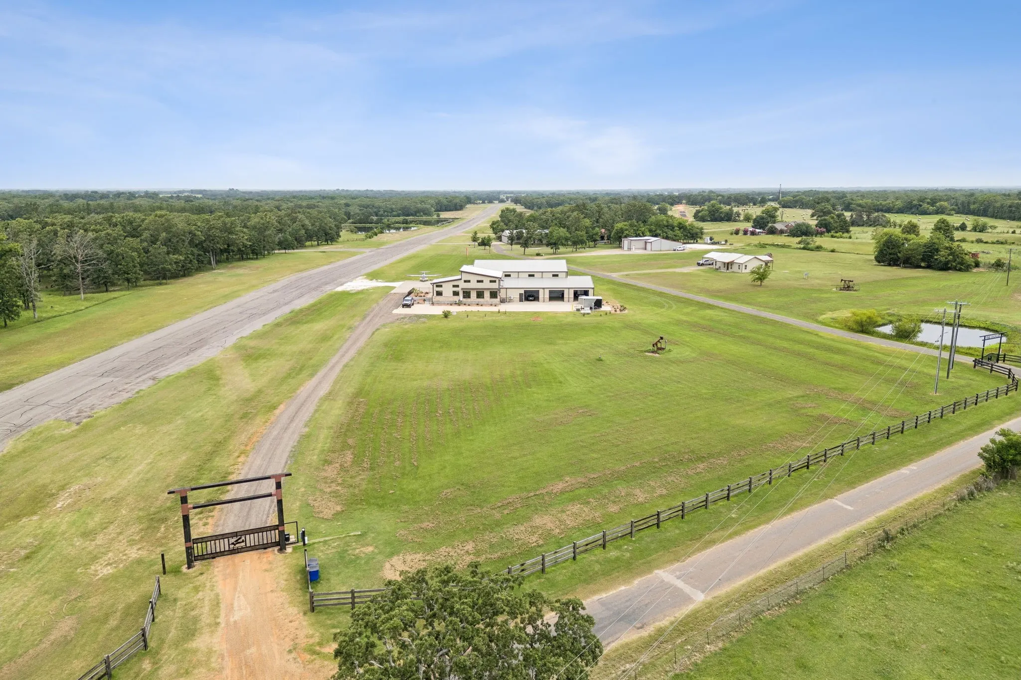 Single Family Residence For Sale in Van Zandt County , 836 VZ County Road, Van, Texas 75790, 1 Bedroom, 2 Bathroom, 3 Garage spaces, 10,848 Sqft, built in 2020, mls#21302348, Real Estate Agent in Van, Homes For Sale in Van Zandt county, Homes For Sale in Van, Realtor in Van Texas, Real Estate Brokerage Independent Realty Texas, Luminita Cordes Realtor