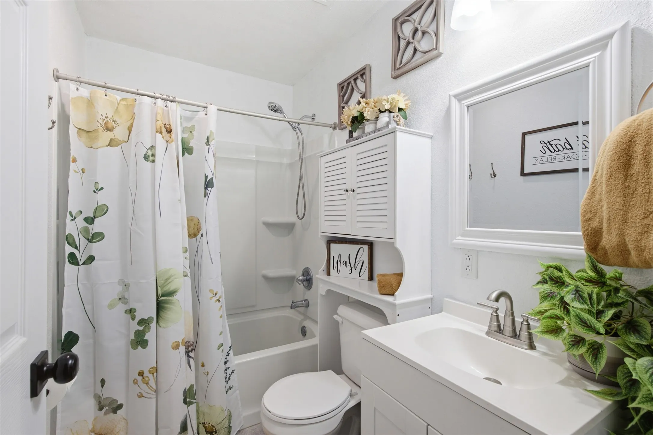 Single Family Residence For Sale in Montague County , 216 E Clay Street, Bowie, Texas 76230, 3 Bedrooms, 2 Bathrooms, Garage spaces, 1,068 Sqft, built in 2021, Price $225,000, mls#21302331, Real Estate Agent in Bowie, Homes For Sale in Montague county, Homes For Sale in Bowie, Realtor in Bowie Texas, Real Estate Brokerage Independent Realty Texas, Luminita Cordes Realtor