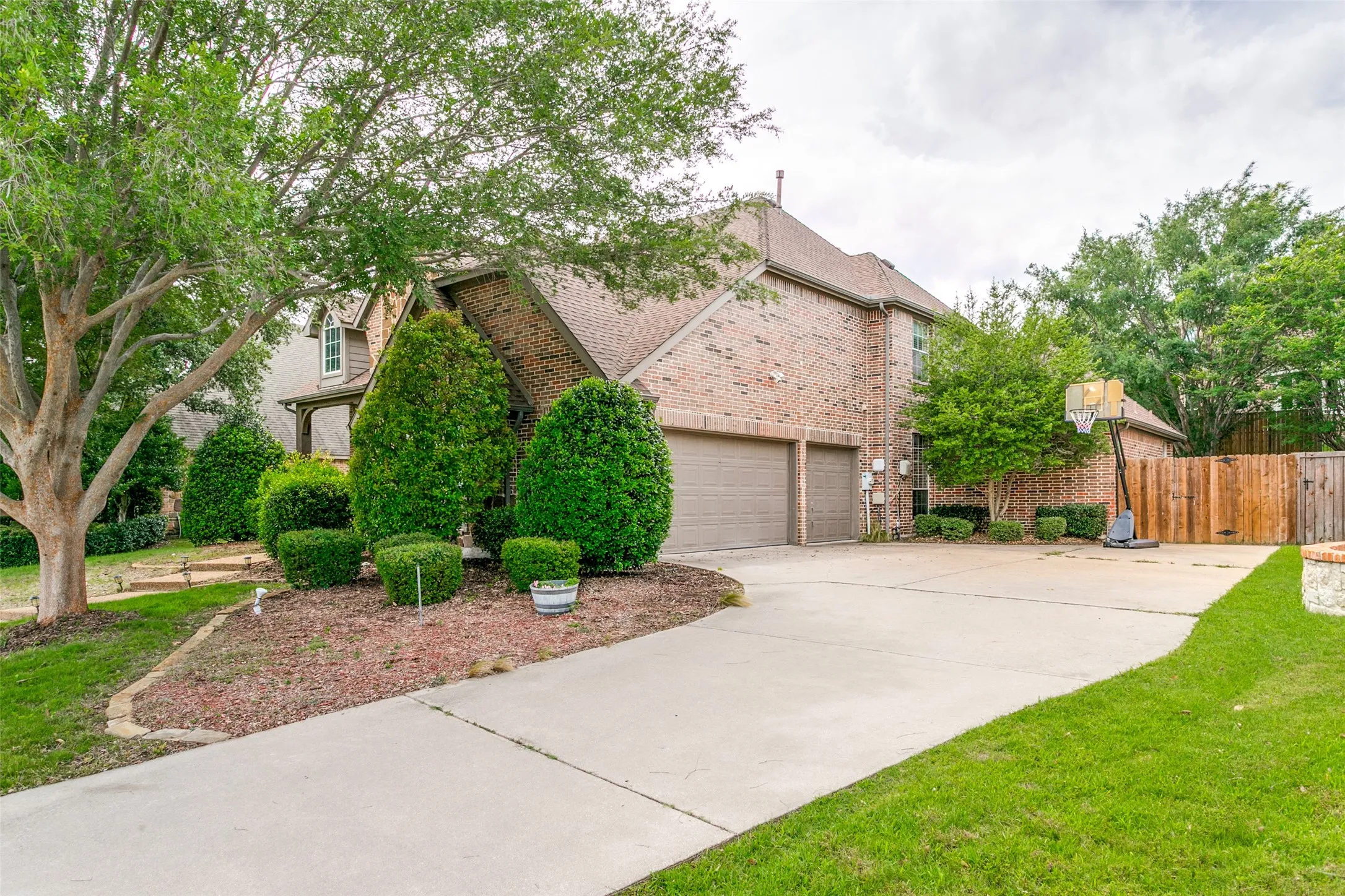 Single Family Residence For Sale in Denton County , 4261 Hunt Drive, Carrollton, Texas 75010, 4 Bedroom, 4 Bathroom, 3 Garage spaces, 4,167 Sqft, built in 2000, mls#21302166, Real Estate Agent in Carrollton, Homes For Sale in Denton county, Homes For Sale in Carrollton, Realtor in Carrollton Texas, Real Estate Brokerage Independent Realty Texas, Luminita Cordes Realtor