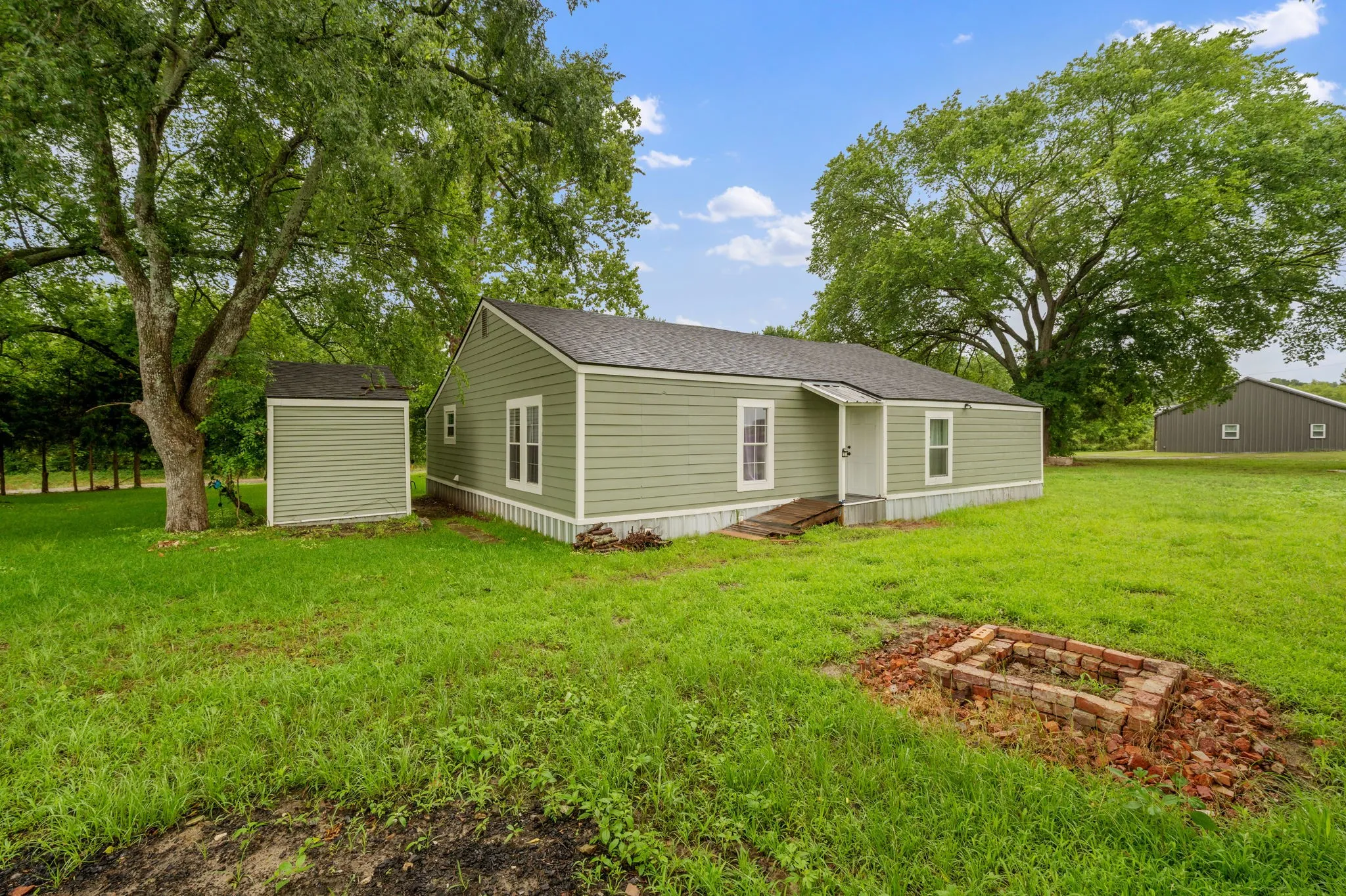 Single Family Residence For Sale in Wood County , 3211 Fm 779, Mineola, Texas 75773, 3 Bedroom, 2 Bathroom, 1 Garage spaces, 1,755 Sqft, built in 1948, mls#21290288, Real Estate Agent in Mineola, Homes For Sale in Wood county, Homes For Sale in Mineola, Realtor in Mineola Texas, Real Estate Brokerage Independent Realty Texas, Luminita Cordes Realtor