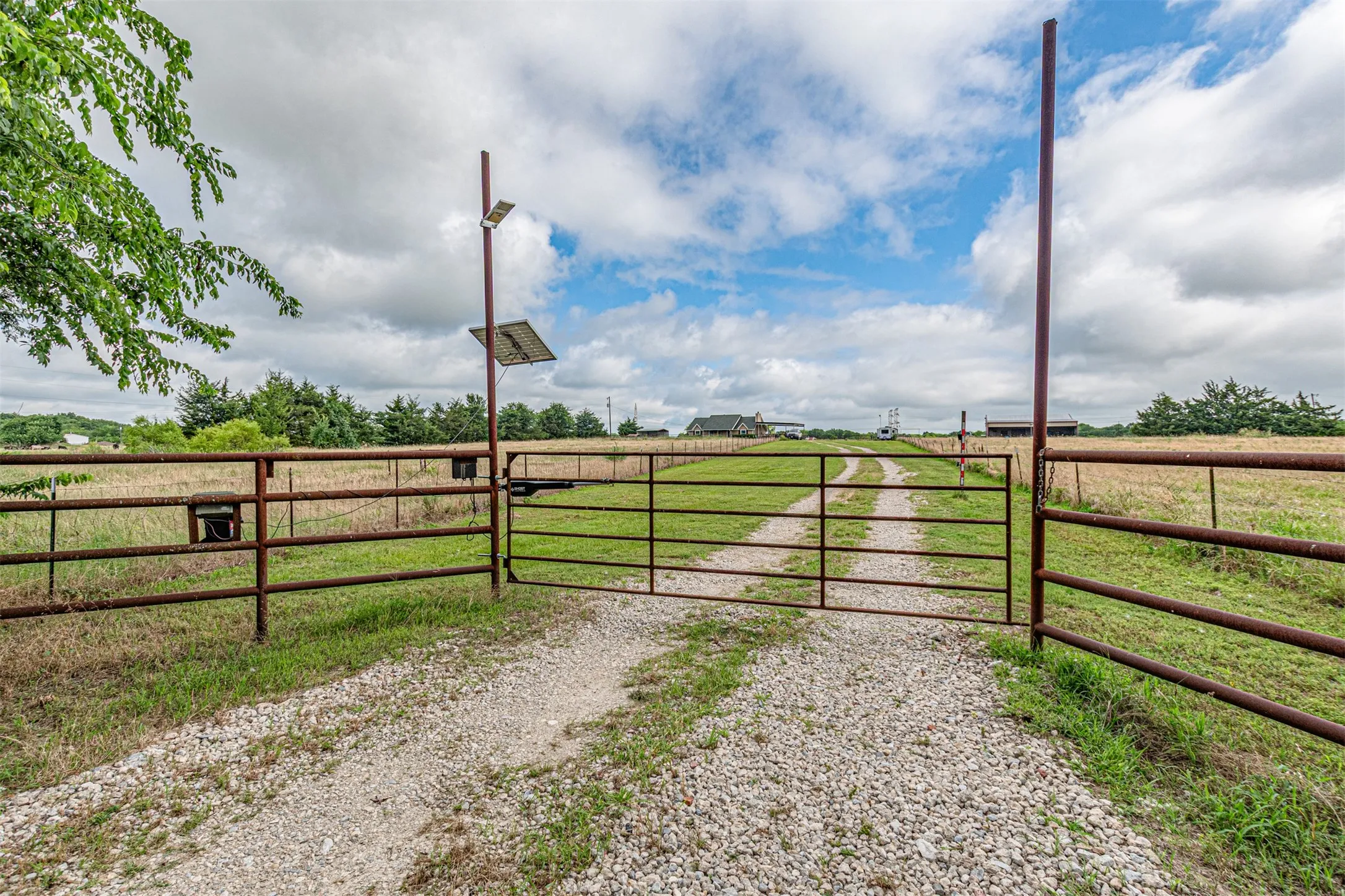Single Family Residence For Sale in Hunt County , 5538 County Road 3214, Lone Oak, Texas 75453, 3 Bedroom, 2 Bathroom, Garage spaces, 1,478 Sqft, built in 2004, mls#21301749, Real Estate Agent in Lone Oak, Homes For Sale in Hunt county, Homes For Sale in Lone Oak, Realtor in Lone Oak Texas, Real Estate Brokerage Independent Realty Texas, Luminita Cordes Realtor
