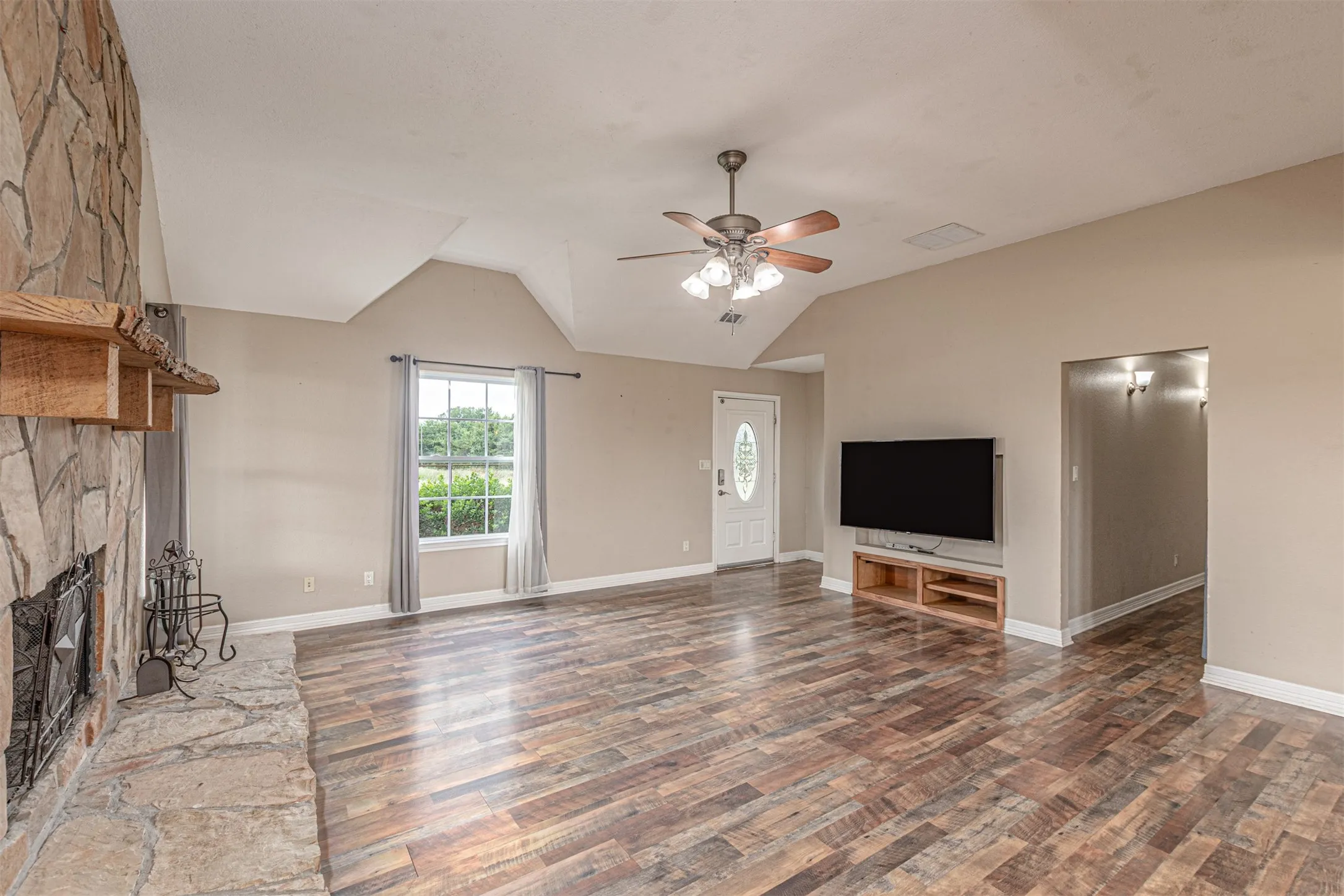Single Family Residence For Sale in Hunt County , 5538 County Road 3214, Lone Oak, Texas 75453, 3 Bedroom, 2 Bathroom, Garage spaces, 1,478 Sqft, built in 2004, mls#21301749, Real Estate Agent in Lone Oak, Homes For Sale in Hunt county, Homes For Sale in Lone Oak, Realtor in Lone Oak Texas, Real Estate Brokerage Independent Realty Texas, Luminita Cordes Realtor
