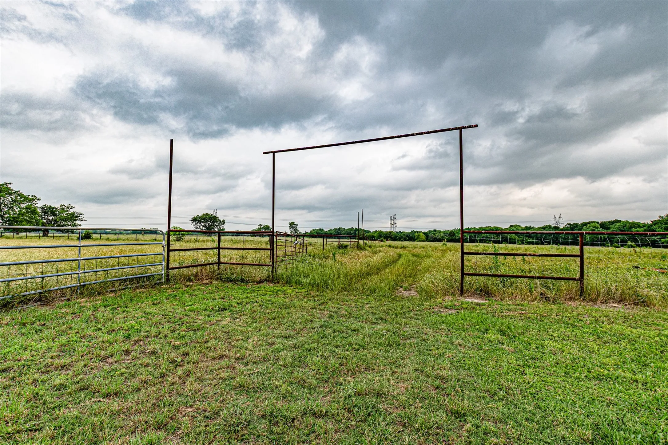 Single Family Residence For Sale in Hunt County , 5538 County Road 3214, Lone Oak, Texas 75453, 3 Bedroom, 2 Bathroom, Garage spaces, 1,478 Sqft, built in 2004, mls#21301749, Real Estate Agent in Lone Oak, Homes For Sale in Hunt county, Homes For Sale in Lone Oak, Realtor in Lone Oak Texas, Real Estate Brokerage Independent Realty Texas, Luminita Cordes Realtor