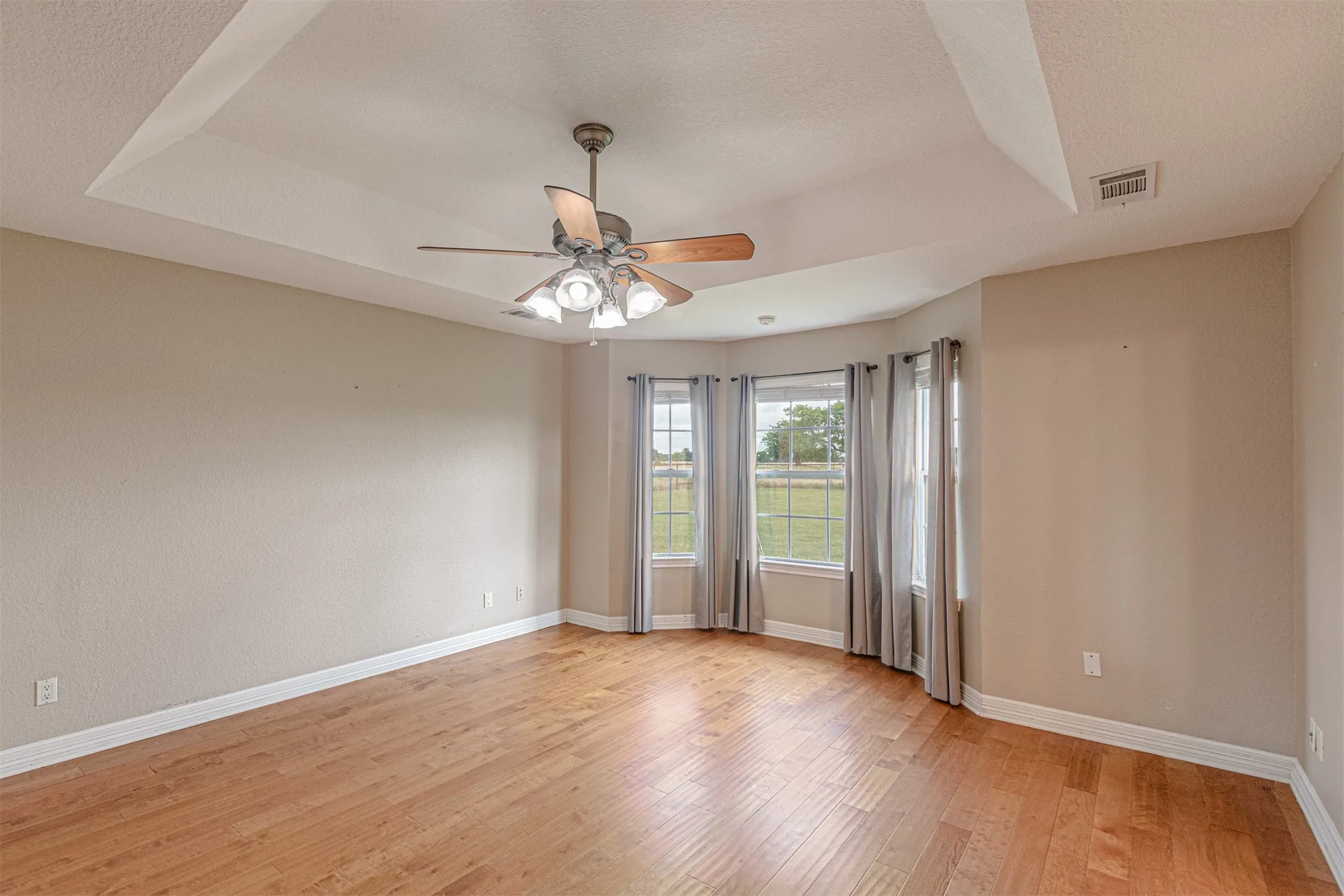 Single Family Residence For Sale in Hunt County , 5538 County Road 3214, Lone Oak, Texas 75453, 3 Bedroom, 2 Bathroom, Garage spaces, 1,478 Sqft, built in 2004, mls#21301749, Real Estate Agent in Lone Oak, Homes For Sale in Hunt county, Homes For Sale in Lone Oak, Realtor in Lone Oak Texas, Real Estate Brokerage Independent Realty Texas, Luminita Cordes Realtor