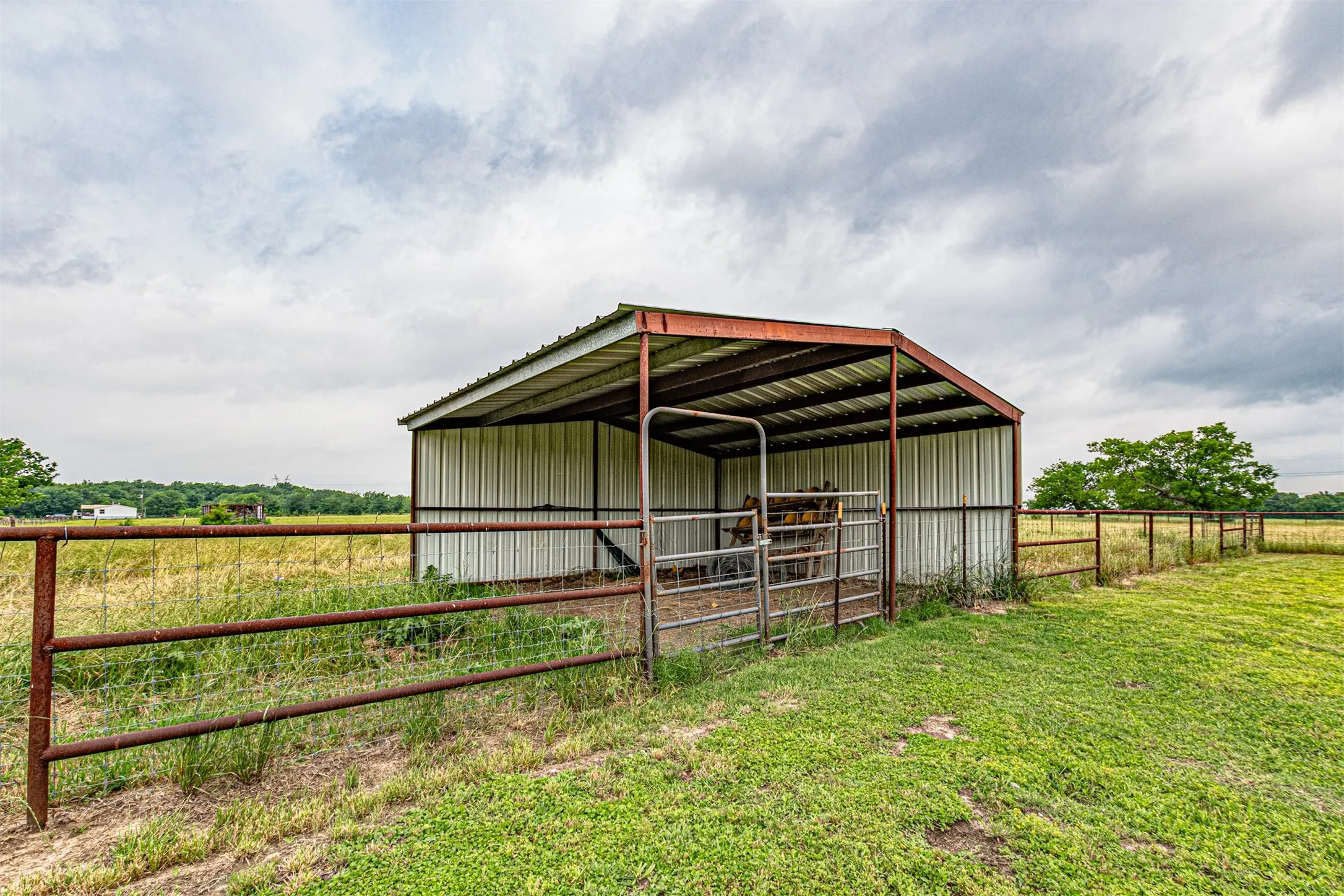 Single Family Residence For Sale in Hunt County , 5538 County Road 3214, Lone Oak, Texas 75453, 3 Bedroom, 2 Bathroom, Garage spaces, 1,478 Sqft, built in 2004, mls#21301749, Real Estate Agent in Lone Oak, Homes For Sale in Hunt county, Homes For Sale in Lone Oak, Realtor in Lone Oak Texas, Real Estate Brokerage Independent Realty Texas, Luminita Cordes Realtor