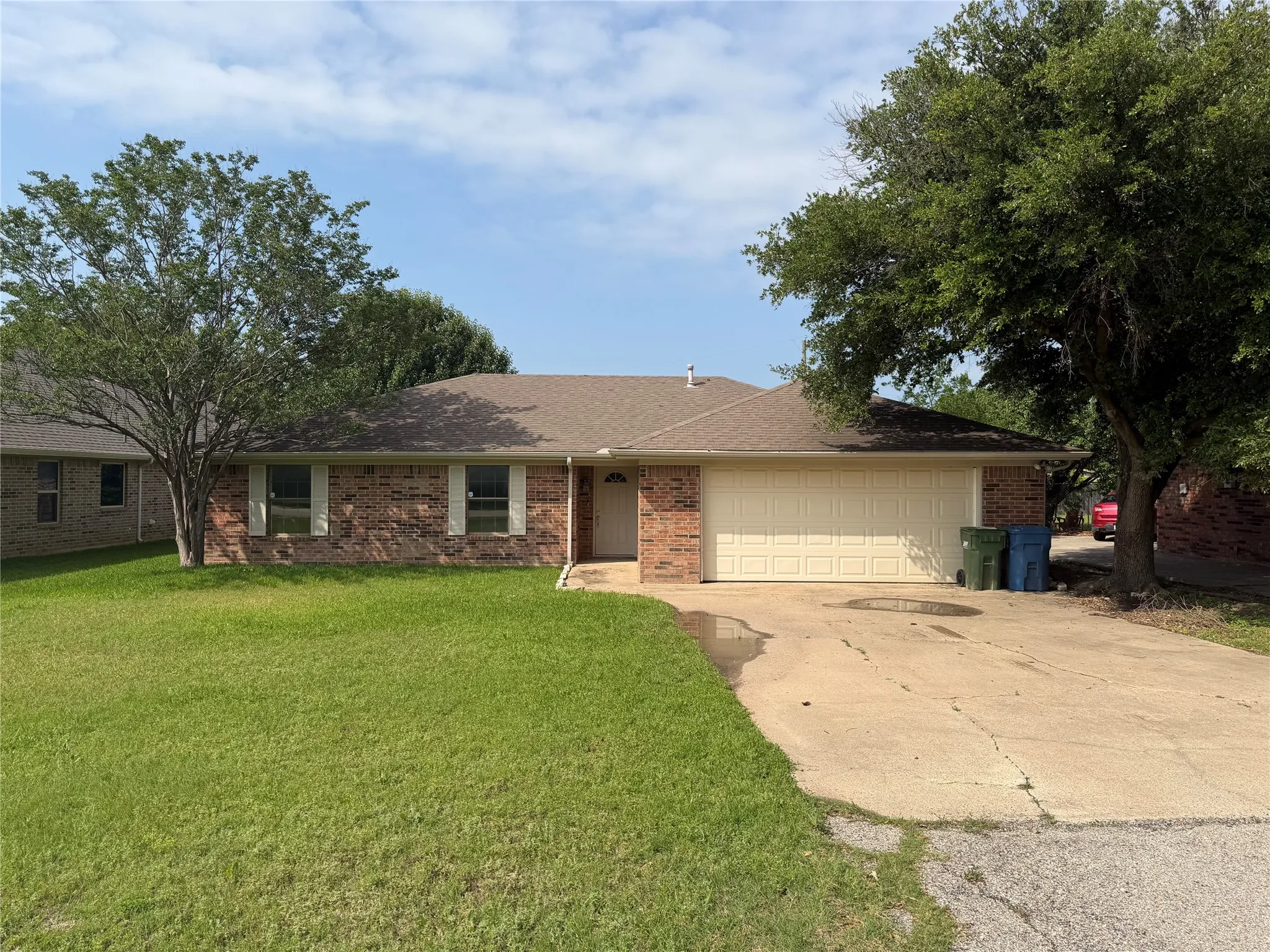 Single Family Residence For Rent in Denton County , 305 Lois Street, Roanoke, Texas 76262, 3 Bedroom, 2 Bathroom, 2 Garage spaces, 1,501 Sqft, built in 1984, mls#21267890, Real Estate Agent in Roanoke, Homes For Rent in Denton county, Homes For Rent in Roanoke, Realtor in Roanoke Texas, Real Estate Brokerage Independent Realty Texas, Luminita Cordes Realtor