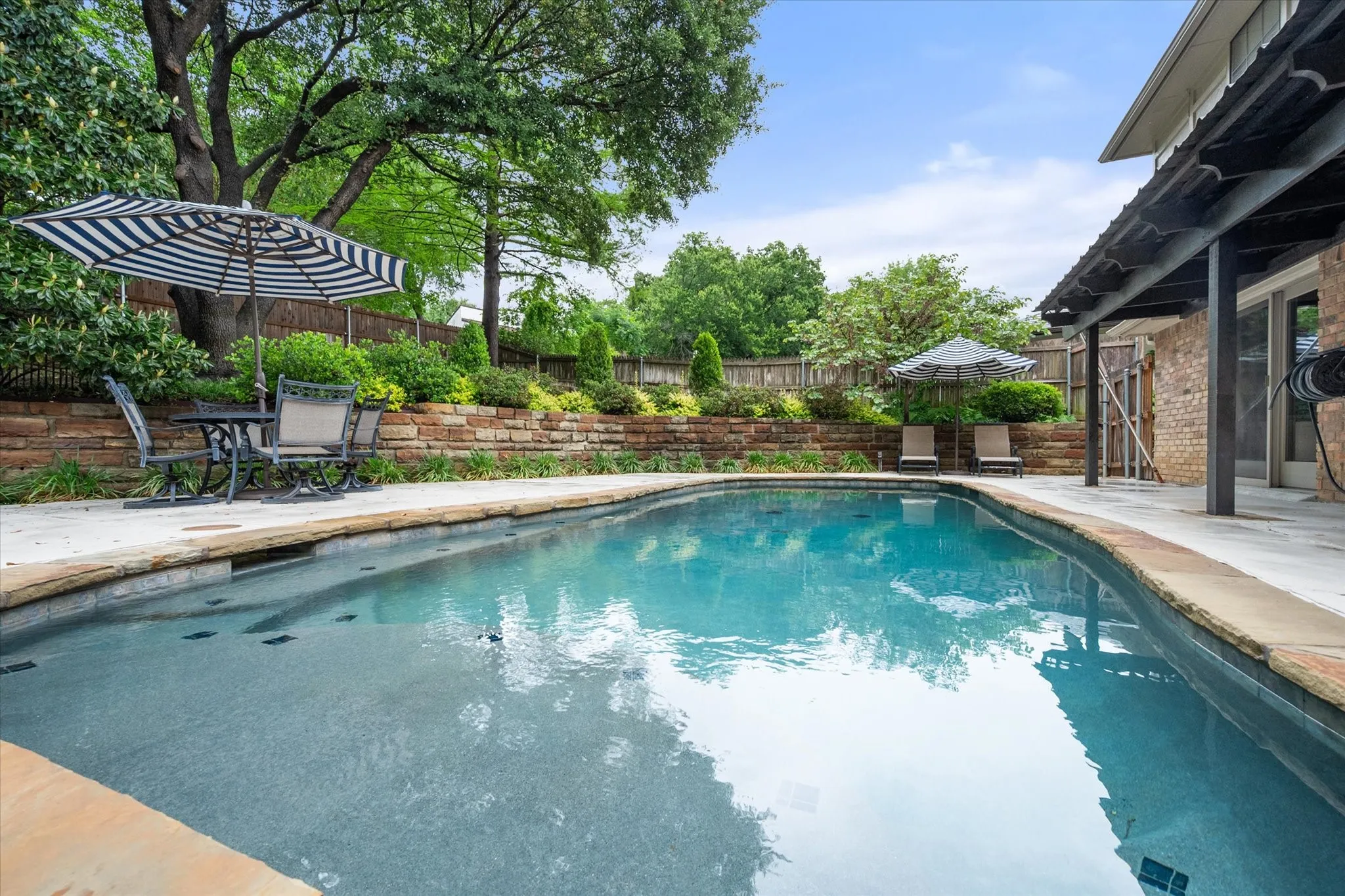 Single Family Residence For Sale in Tarrant County , 907 Loch Lomond Drive, Arlington, Texas 76012, 4 Bedroom, 4 Bathroom, 2 Garage spaces, 3,209 Sqft, built in 1979, mls#21244587, Real Estate Agent in Arlington, Homes For Sale in Tarrant county, Homes For Sale in Arlington, Realtor in Arlington Texas, Real Estate Brokerage Independent Realty Texas, Luminita Cordes Realtor