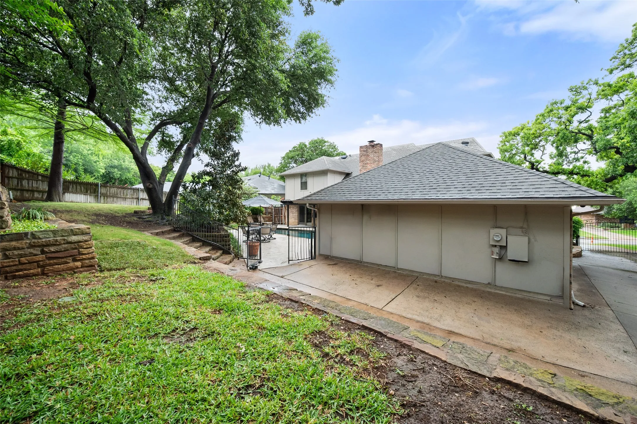 Single Family Residence For Sale in Tarrant County , 907 Loch Lomond Drive, Arlington, Texas 76012, 4 Bedroom, 4 Bathroom, 2 Garage spaces, 3,209 Sqft, built in 1979, mls#21244587, Real Estate Agent in Arlington, Homes For Sale in Tarrant county, Homes For Sale in Arlington, Realtor in Arlington Texas, Real Estate Brokerage Independent Realty Texas, Luminita Cordes Realtor