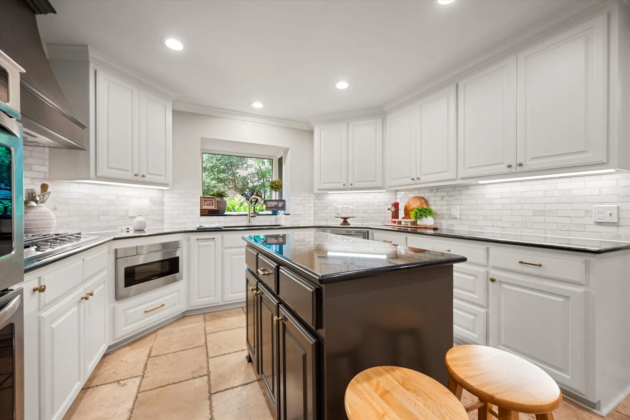 Single Family Residence For Sale in Tarrant County , 907 Loch Lomond Drive, Arlington, Texas 76012, 4 Bedroom, 4 Bathroom, 2 Garage spaces, 3,209 Sqft, built in 1979, mls#21244587, Real Estate Agent in Arlington, Homes For Sale in Tarrant county, Homes For Sale in Arlington, Realtor in Arlington Texas, Real Estate Brokerage Independent Realty Texas, Luminita Cordes Realtor