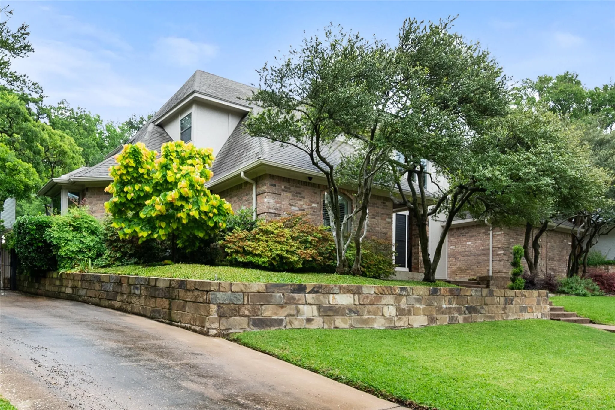Single Family Residence For Sale in Tarrant County , 907 Loch Lomond Drive, Arlington, Texas 76012, 4 Bedroom, 4 Bathroom, 2 Garage spaces, 3,209 Sqft, built in 1979, mls#21244587, Real Estate Agent in Arlington, Homes For Sale in Tarrant county, Homes For Sale in Arlington, Realtor in Arlington Texas, Real Estate Brokerage Independent Realty Texas, Luminita Cordes Realtor