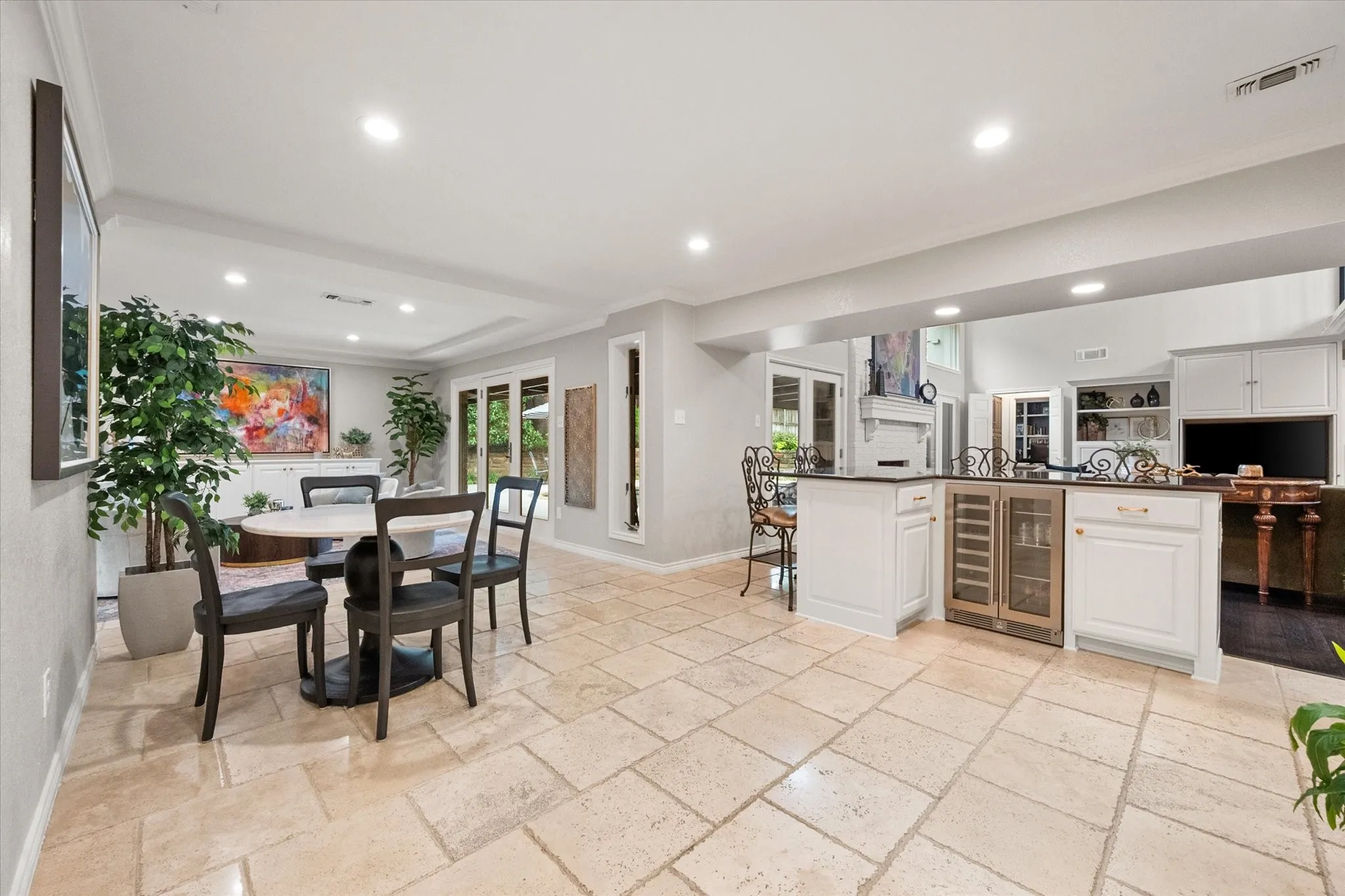Single Family Residence For Sale in Tarrant County , 907 Loch Lomond Drive, Arlington, Texas 76012, 4 Bedroom, 4 Bathroom, 2 Garage spaces, 3,209 Sqft, built in 1979, mls#21244587, Real Estate Agent in Arlington, Homes For Sale in Tarrant county, Homes For Sale in Arlington, Realtor in Arlington Texas, Real Estate Brokerage Independent Realty Texas, Luminita Cordes Realtor