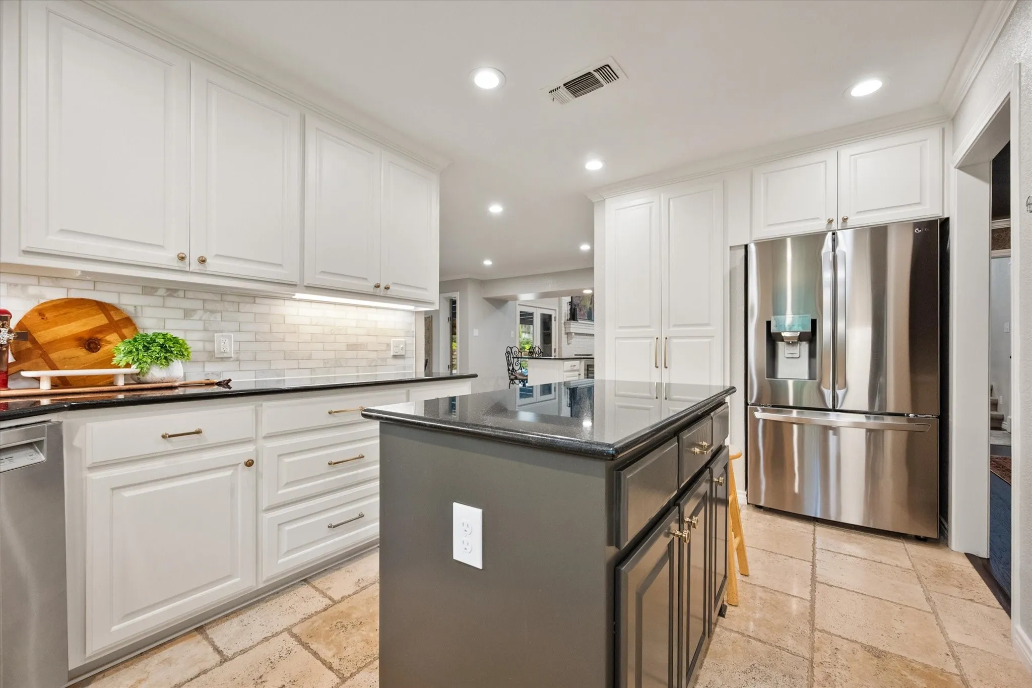 Single Family Residence For Sale in Tarrant County , 907 Loch Lomond Drive, Arlington, Texas 76012, 4 Bedroom, 4 Bathroom, 2 Garage spaces, 3,209 Sqft, built in 1979, mls#21244587, Real Estate Agent in Arlington, Homes For Sale in Tarrant county, Homes For Sale in Arlington, Realtor in Arlington Texas, Real Estate Brokerage Independent Realty Texas, Luminita Cordes Realtor