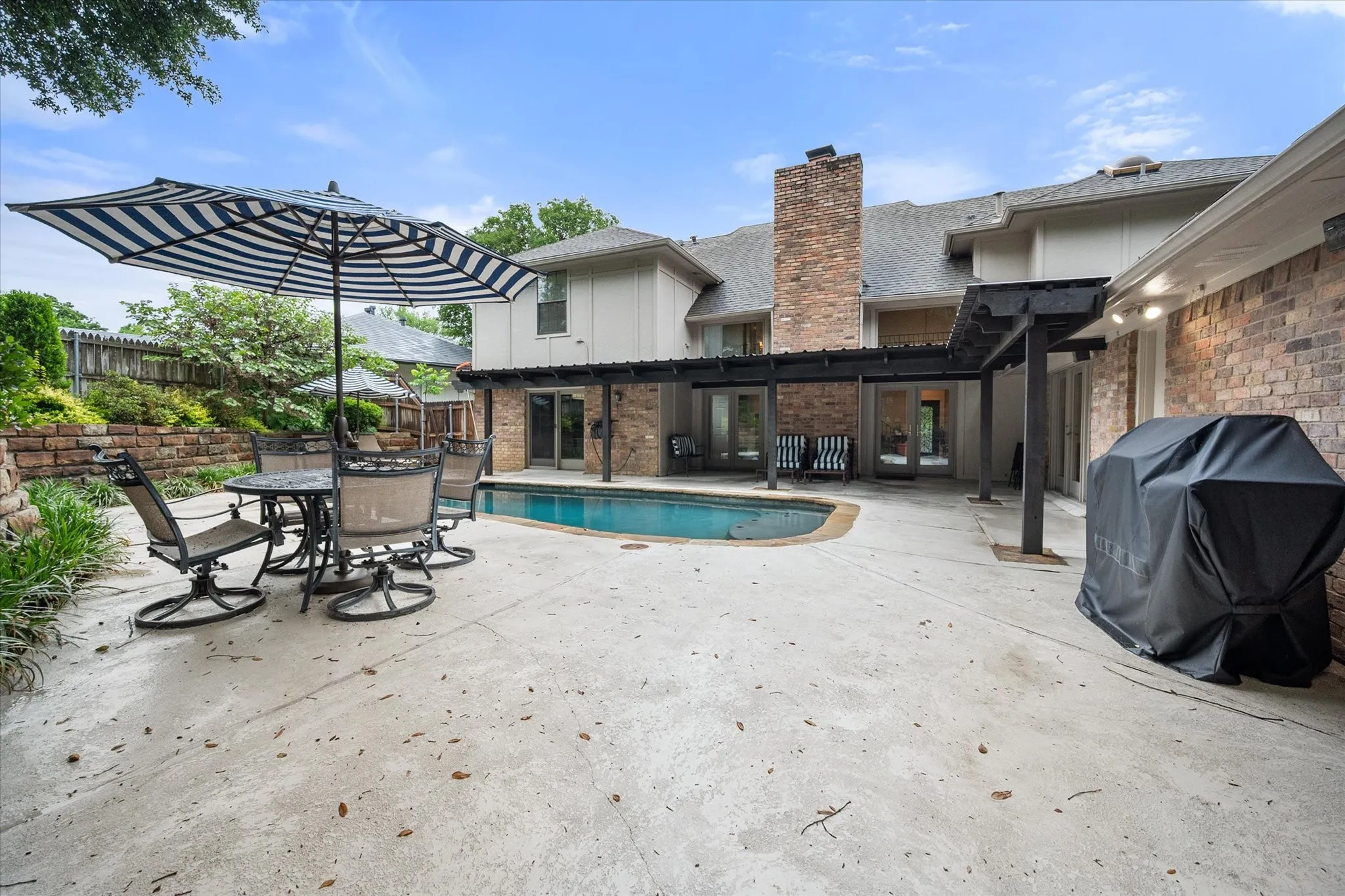 Single Family Residence For Sale in Tarrant County , 907 Loch Lomond Drive, Arlington, Texas 76012, 4 Bedroom, 4 Bathroom, 2 Garage spaces, 3,209 Sqft, built in 1979, mls#21244587, Real Estate Agent in Arlington, Homes For Sale in Tarrant county, Homes For Sale in Arlington, Realtor in Arlington Texas, Real Estate Brokerage Independent Realty Texas, Luminita Cordes Realtor