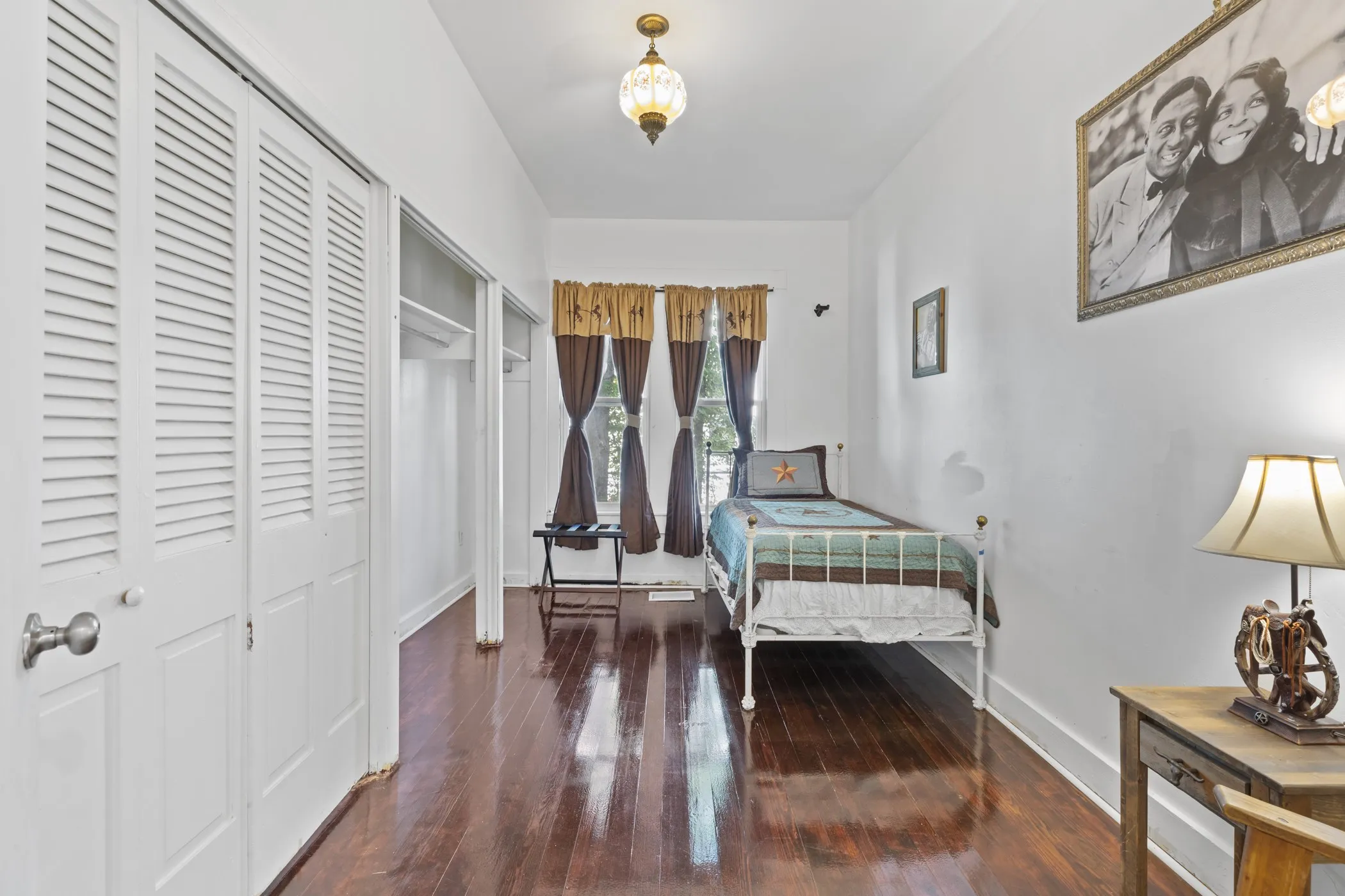 Single Family Residence For Sale in Harrison County , 215 W Grand Avenue, Marshall, Texas 75670, 5 Bedroom, 2 Bathroom, Garage spaces, 2,078 Sqft, built in 1930, mls#21302418, Real Estate Agent in Marshall, Homes For Sale in Harrison county, Homes For Sale in Marshall, Realtor in Marshall Texas, Real Estate Brokerage Independent Realty Texas, Luminita Cordes Realtor