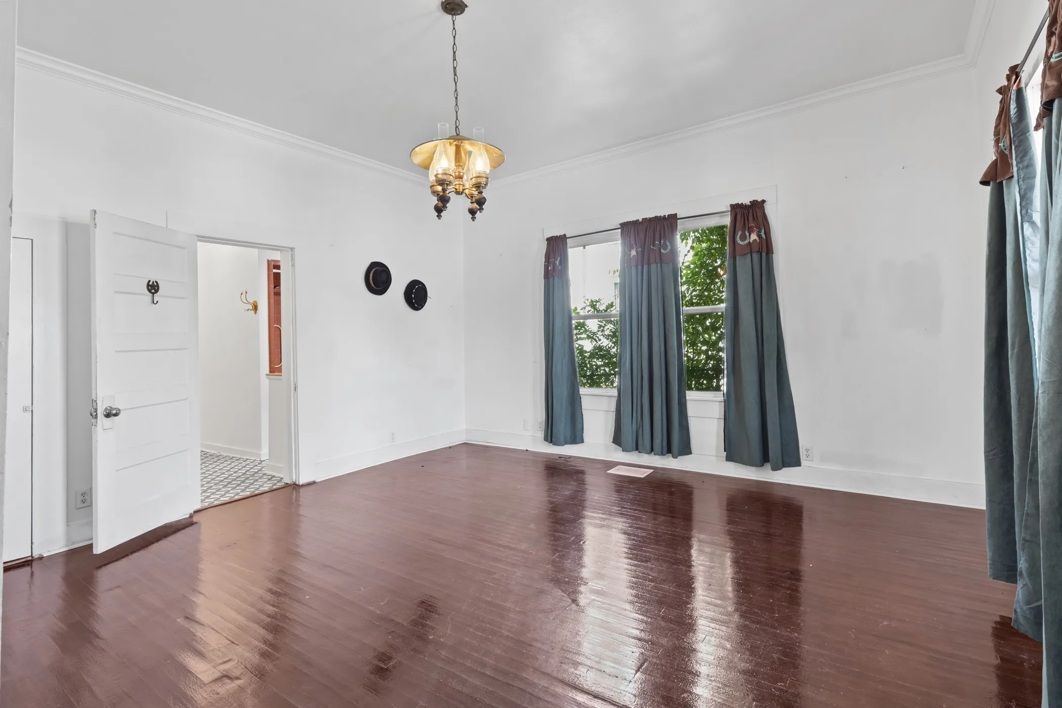 Single Family Residence For Sale in Harrison County , 215 W Grand Avenue, Marshall, Texas 75670, 5 Bedroom, 2 Bathroom, Garage spaces, 2,078 Sqft, built in 1930, mls#21302418, Real Estate Agent in Marshall, Homes For Sale in Harrison county, Homes For Sale in Marshall, Realtor in Marshall Texas, Real Estate Brokerage Independent Realty Texas, Luminita Cordes Realtor