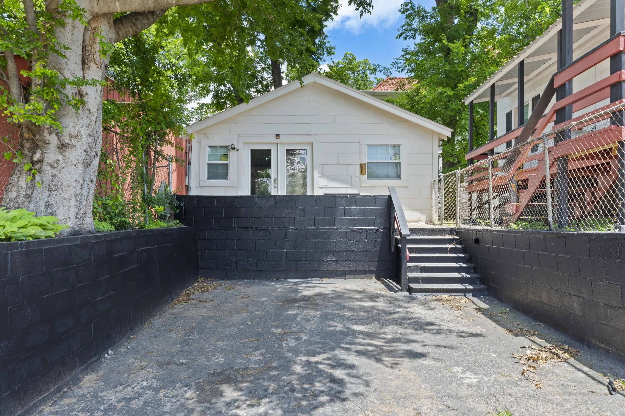 Single Family Residence For Sale in Harrison County , 215 W Grand Avenue, Marshall, Texas 75670, 5 Bedroom, 2 Bathroom, Garage spaces, 2,078 Sqft, built in 1930, mls#21302418, Real Estate Agent in Marshall, Homes For Sale in Harrison county, Homes For Sale in Marshall, Realtor in Marshall Texas, Real Estate Brokerage Independent Realty Texas, Luminita Cordes Realtor