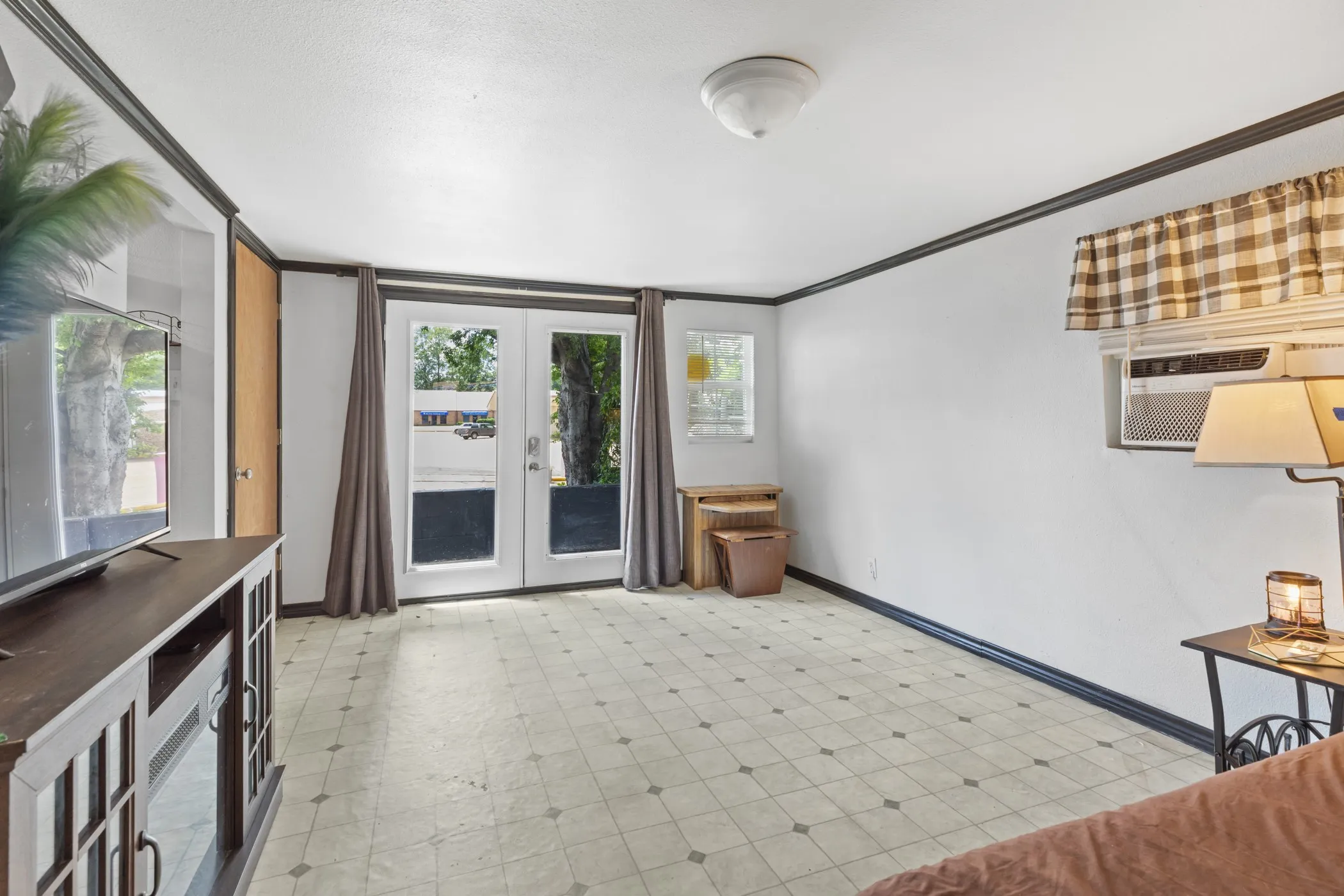 Single Family Residence For Sale in Harrison County , 215 W Grand Avenue, Marshall, Texas 75670, 5 Bedroom, 2 Bathroom, Garage spaces, 2,078 Sqft, built in 1930, mls#21302418, Real Estate Agent in Marshall, Homes For Sale in Harrison county, Homes For Sale in Marshall, Realtor in Marshall Texas, Real Estate Brokerage Independent Realty Texas, Luminita Cordes Realtor