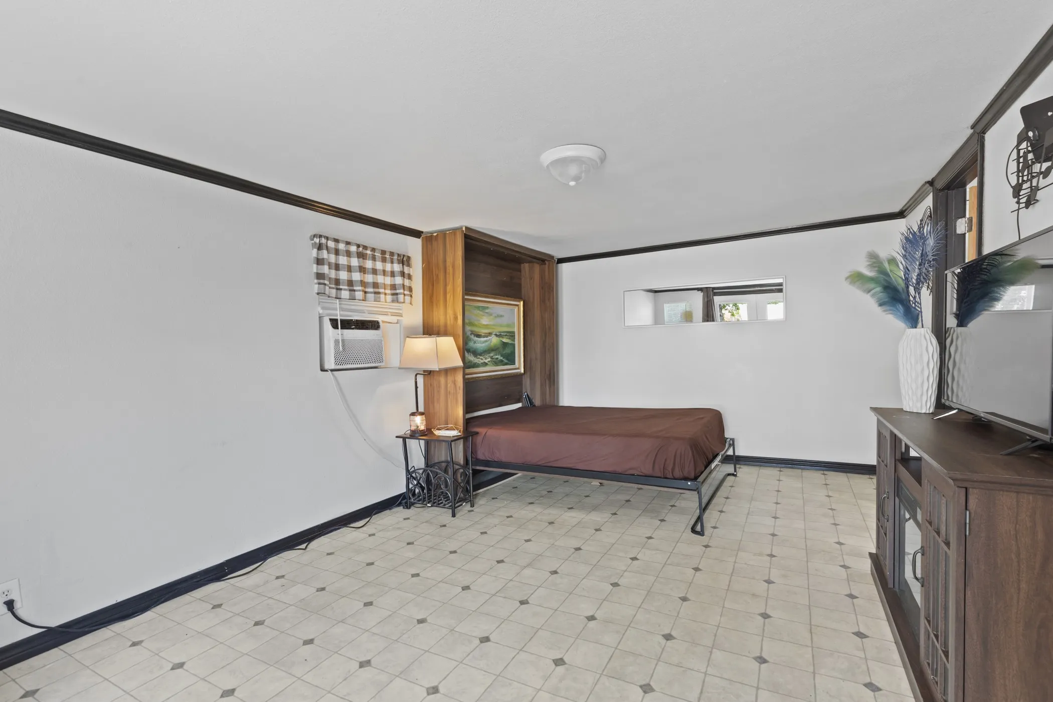 Single Family Residence For Sale in Harrison County , 215 W Grand Avenue, Marshall, Texas 75670, 5 Bedroom, 2 Bathroom, Garage spaces, 2,078 Sqft, built in 1930, mls#21302418, Real Estate Agent in Marshall, Homes For Sale in Harrison county, Homes For Sale in Marshall, Realtor in Marshall Texas, Real Estate Brokerage Independent Realty Texas, Luminita Cordes Realtor