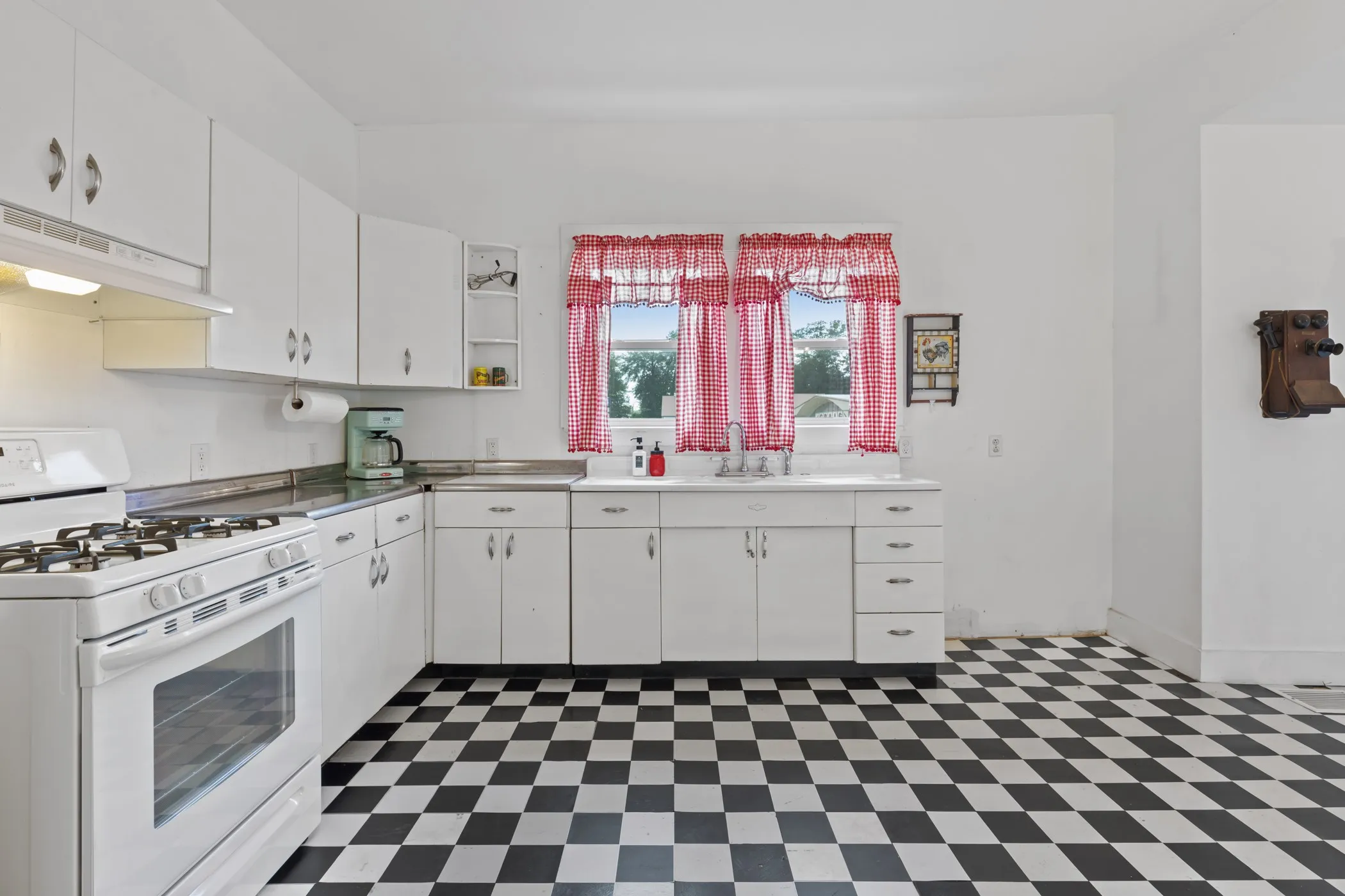 Single Family Residence For Sale in Harrison County , 215 W Grand Avenue, Marshall, Texas 75670, 5 Bedroom, 2 Bathroom, Garage spaces, 2,078 Sqft, built in 1930, mls#21302418, Real Estate Agent in Marshall, Homes For Sale in Harrison county, Homes For Sale in Marshall, Realtor in Marshall Texas, Real Estate Brokerage Independent Realty Texas, Luminita Cordes Realtor