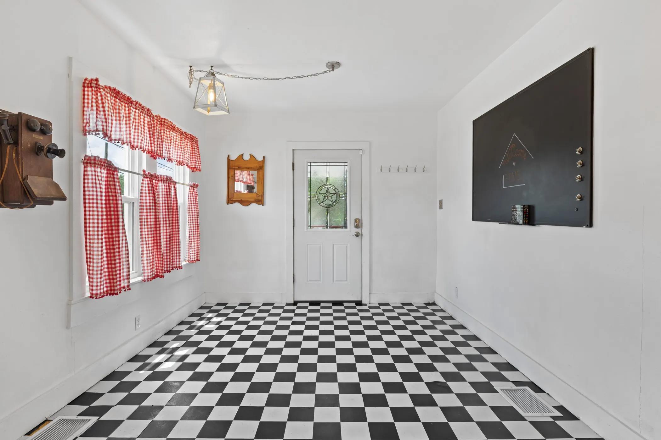 Single Family Residence For Sale in Harrison County , 215 W Grand Avenue, Marshall, Texas 75670, 5 Bedroom, 2 Bathroom, Garage spaces, 2,078 Sqft, built in 1930, mls#21302418, Real Estate Agent in Marshall, Homes For Sale in Harrison county, Homes For Sale in Marshall, Realtor in Marshall Texas, Real Estate Brokerage Independent Realty Texas, Luminita Cordes Realtor