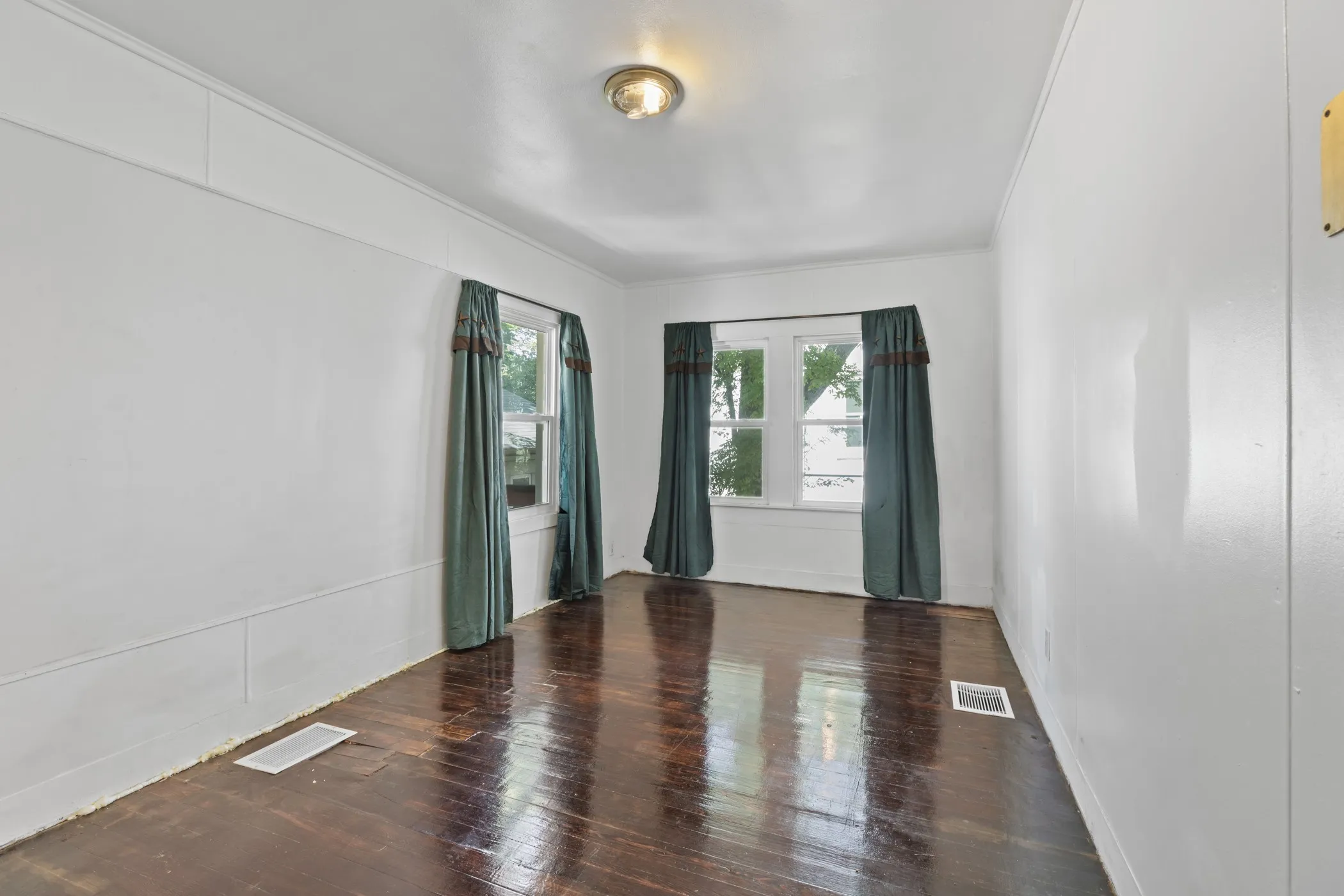 Single Family Residence For Sale in Harrison County , 215 W Grand Avenue, Marshall, Texas 75670, 5 Bedroom, 2 Bathroom, Garage spaces, 2,078 Sqft, built in 1930, mls#21302418, Real Estate Agent in Marshall, Homes For Sale in Harrison county, Homes For Sale in Marshall, Realtor in Marshall Texas, Real Estate Brokerage Independent Realty Texas, Luminita Cordes Realtor