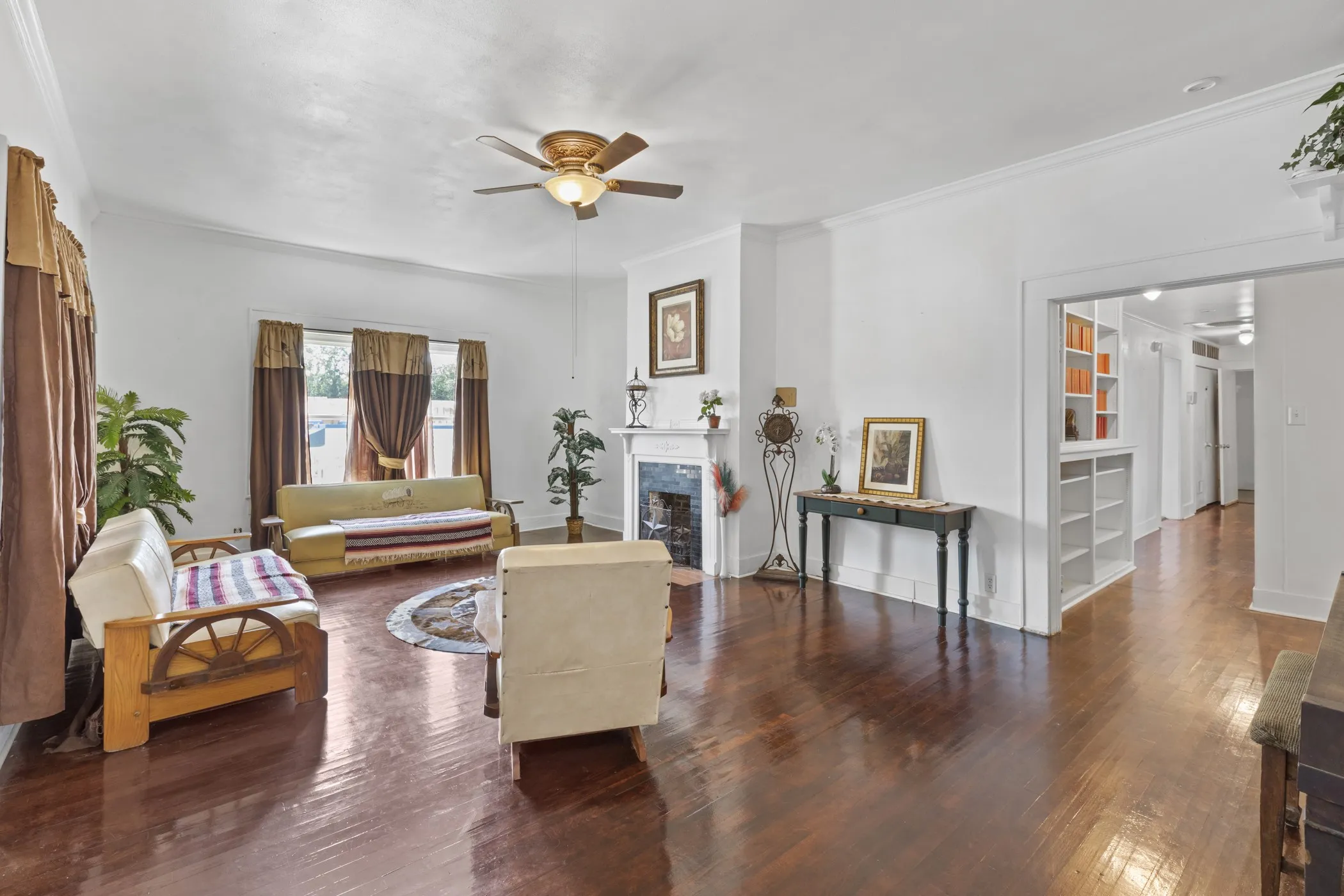 Single Family Residence For Sale in Harrison County , 215 W Grand Avenue, Marshall, Texas 75670, 5 Bedroom, 2 Bathroom, Garage spaces, 2,078 Sqft, built in 1930, mls#21302418, Real Estate Agent in Marshall, Homes For Sale in Harrison county, Homes For Sale in Marshall, Realtor in Marshall Texas, Real Estate Brokerage Independent Realty Texas, Luminita Cordes Realtor