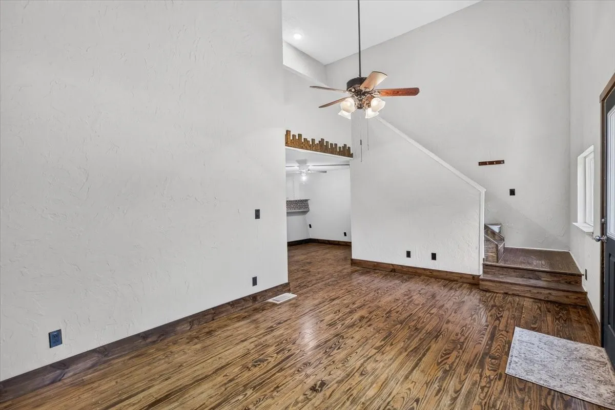 Single Family Residence For Sale in Henderson County , 7540 Buggy Hub Trail, Athens, Texas 75751, 3 Bedroom, 2 Bathroom, Garage spaces, 1,276 Sqft, built in 1981, mls#21302448, Real Estate Agent in Athens, Homes For Sale in Henderson county, Homes For Sale in Athens, Realtor in Athens Texas, Real Estate Brokerage Independent Realty Texas, Luminita Cordes Realtor