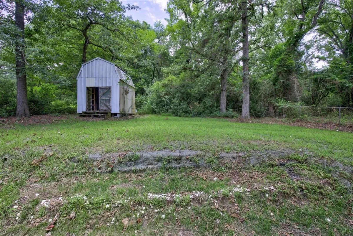 Single Family Residence For Sale in Henderson County , 7540 Buggy Hub Trail, Athens, Texas 75751, 3 Bedroom, 2 Bathroom, Garage spaces, 1,276 Sqft, built in 1981, mls#21302448, Real Estate Agent in Athens, Homes For Sale in Henderson county, Homes For Sale in Athens, Realtor in Athens Texas, Real Estate Brokerage Independent Realty Texas, Luminita Cordes Realtor