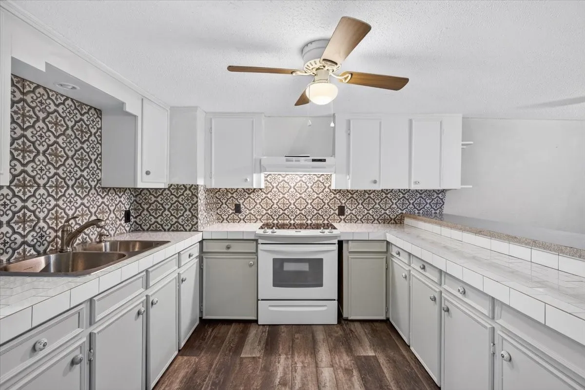 lots of cabinet space