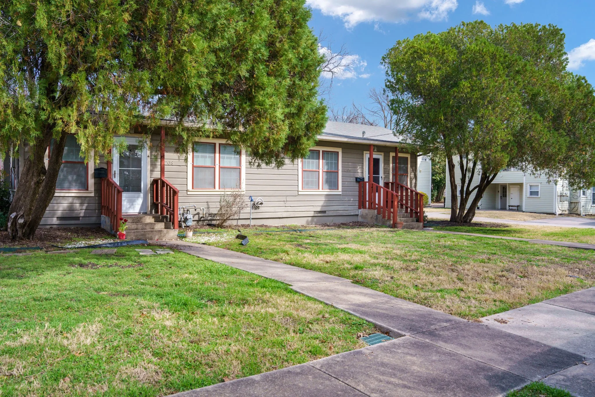 1206/1208 West Hunt, a versatile duplex offering full laundry facilities and a functional office space.