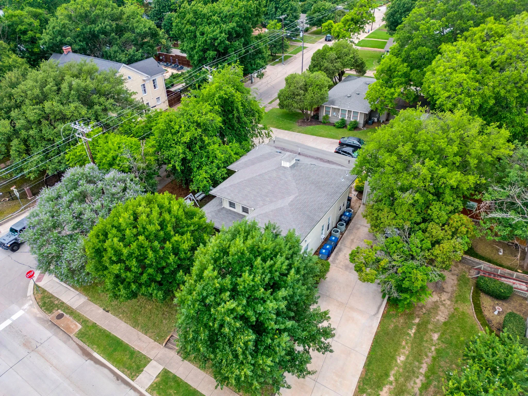 With very limited boutique hotel and B&B inventory within walking distance to Historic Downtown McKinney, this property presents a rare opportunity to create a larger-scale, walkable hospitality experience in one of North Texas’ most sought-after destinations.