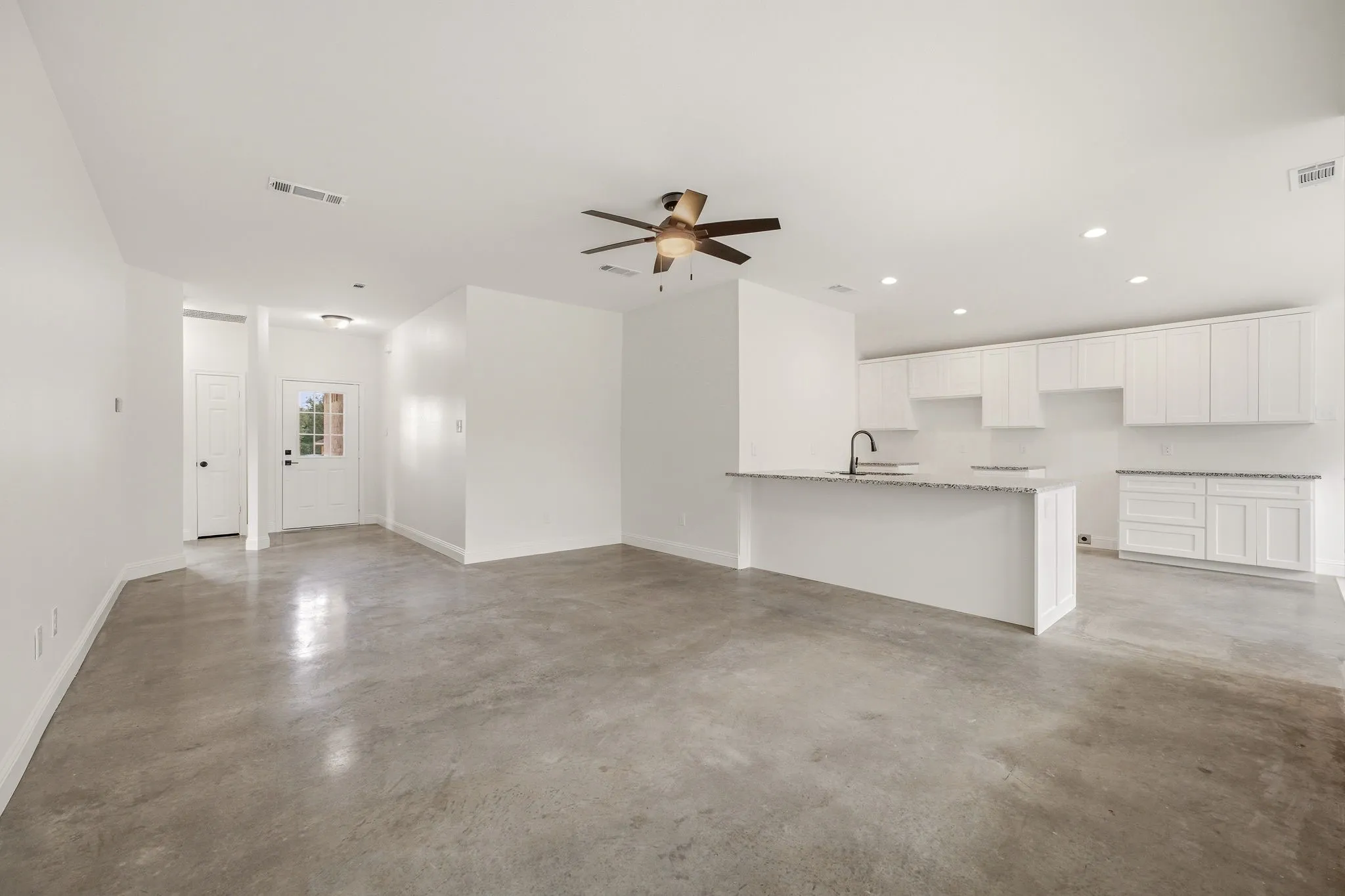 Single Family Residence For Sale in Parker County , 317 Ridgeway, Weatherford, Texas 76086, 3 Bedroom, 2 Bathroom, 2 Garage spaces, 1,450 Sqft, built in 2024, mls#21302148, Real Estate Agent in Weatherford, Homes For Sale in Parker county, Homes For Sale in Weatherford, Realtor in Weatherford Texas, Real Estate Brokerage Independent Realty Texas, Luminita Cordes Realtor