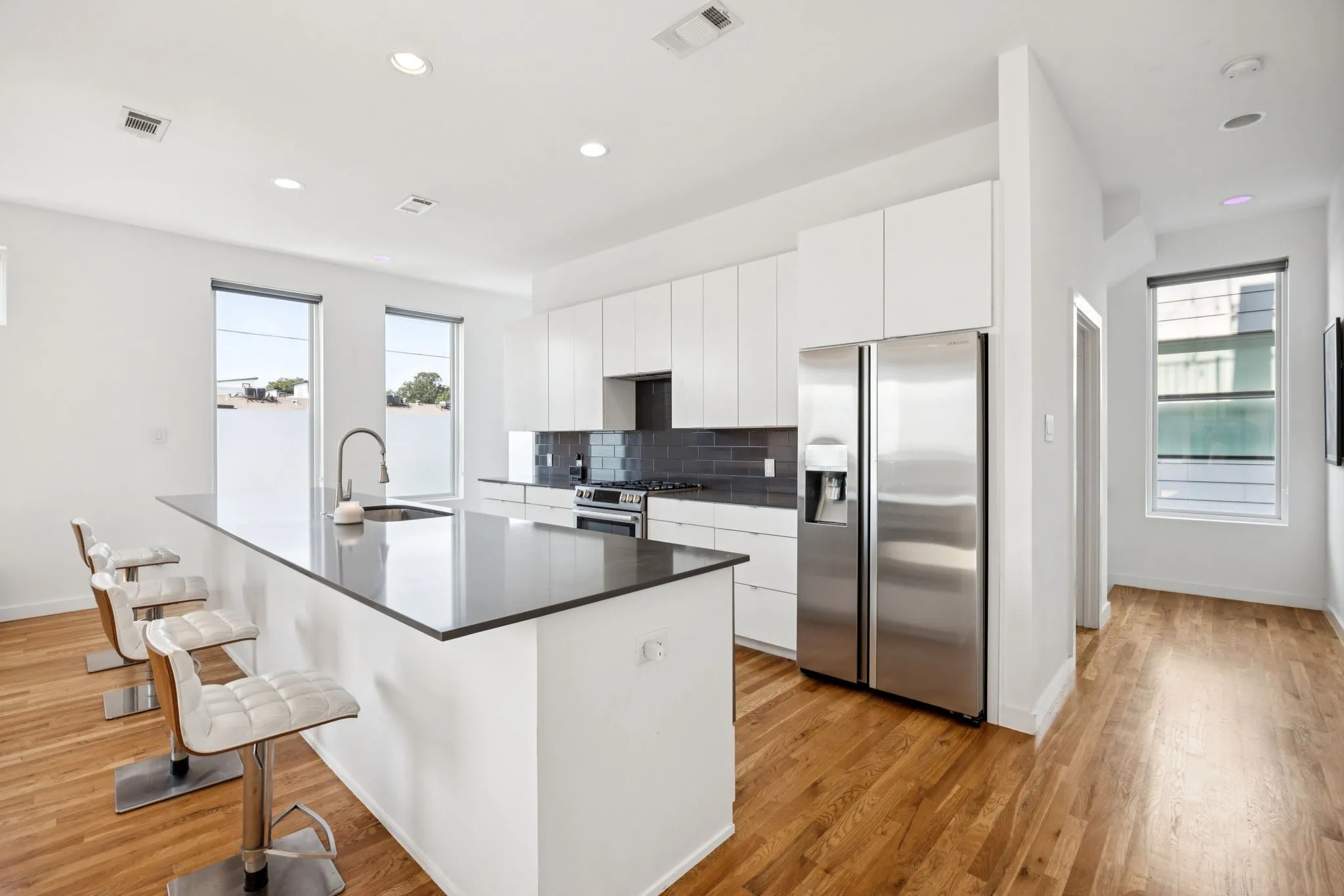 Townhouse For Sale in Dallas County , 4903 Jack Court, Dallas, Texas 75206, 2 Bedroom, 3 Bathroom, 2 Garage spaces, 2,048 Sqft, built in 2017, mls#21302484, Real Estate Agent in Dallas, Homes For Sale in Dallas county, Homes For Sale in Dallas, Realtor in Dallas Texas, Real Estate Brokerage Independent Realty Texas, Luminita Cordes Realtor