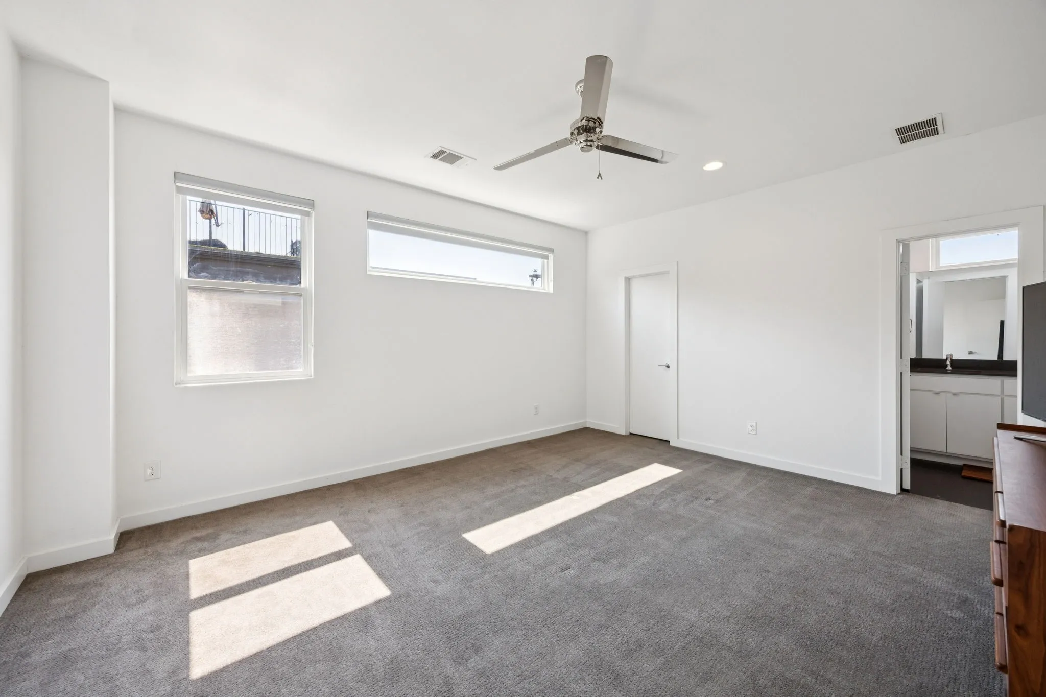 Townhouse For Sale in Dallas County , 4903 Jack Court, Dallas, Texas 75206, 2 Bedroom, 3 Bathroom, 2 Garage spaces, 2,048 Sqft, built in 2017, mls#21302484, Real Estate Agent in Dallas, Homes For Sale in Dallas county, Homes For Sale in Dallas, Realtor in Dallas Texas, Real Estate Brokerage Independent Realty Texas, Luminita Cordes Realtor