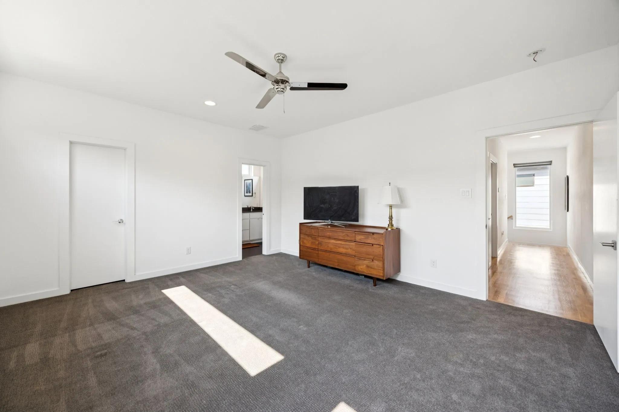 Townhouse For Sale in Dallas County , 4903 Jack Court, Dallas, Texas 75206, 2 Bedroom, 3 Bathroom, 2 Garage spaces, 2,048 Sqft, built in 2017, mls#21302484, Real Estate Agent in Dallas, Homes For Sale in Dallas county, Homes For Sale in Dallas, Realtor in Dallas Texas, Real Estate Brokerage Independent Realty Texas, Luminita Cordes Realtor