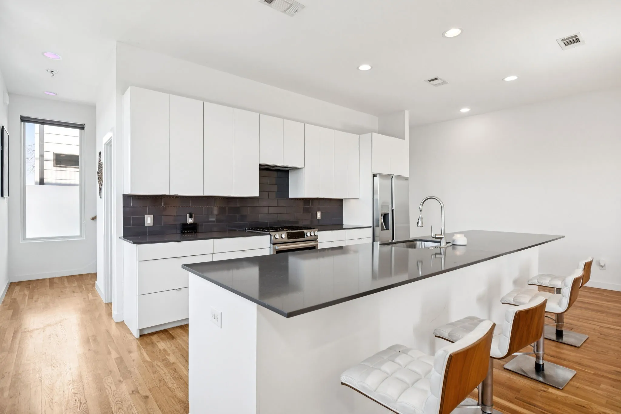 Townhouse For Sale in Dallas County , 4903 Jack Court, Dallas, Texas 75206, 2 Bedroom, 3 Bathroom, 2 Garage spaces, 2,048 Sqft, built in 2017, mls#21302484, Real Estate Agent in Dallas, Homes For Sale in Dallas county, Homes For Sale in Dallas, Realtor in Dallas Texas, Real Estate Brokerage Independent Realty Texas, Luminita Cordes Realtor