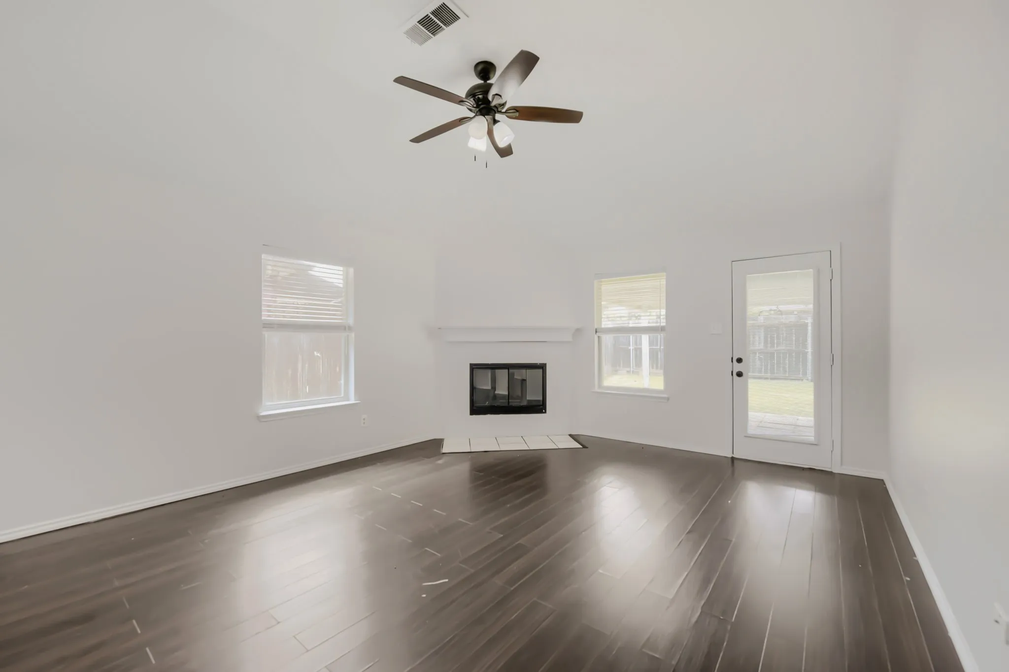 Single Family Residence For Sale in Parker County , 128 Tall Meadow Street, Azle, Texas 76020, 3 Bedroom, 2 Bathroom, 2 Garage spaces, 1,603 Sqft, built in 2006, mls#21256408, Real Estate Agent in Azle, Homes For Sale in Parker county, Homes For Sale in Azle, Realtor in Azle Texas, Real Estate Brokerage Independent Realty Texas, Luminita Cordes Realtor