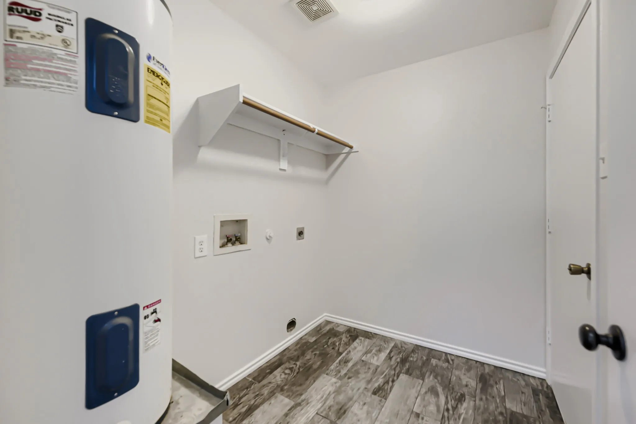 Single Family Residence For Sale in Parker County , 128 Tall Meadow Street, Azle, Texas 76020, 3 Bedroom, 2 Bathroom, 2 Garage spaces, 1,603 Sqft, built in 2006, mls#21256408, Real Estate Agent in Azle, Homes For Sale in Parker county, Homes For Sale in Azle, Realtor in Azle Texas, Real Estate Brokerage Independent Realty Texas, Luminita Cordes Realtor