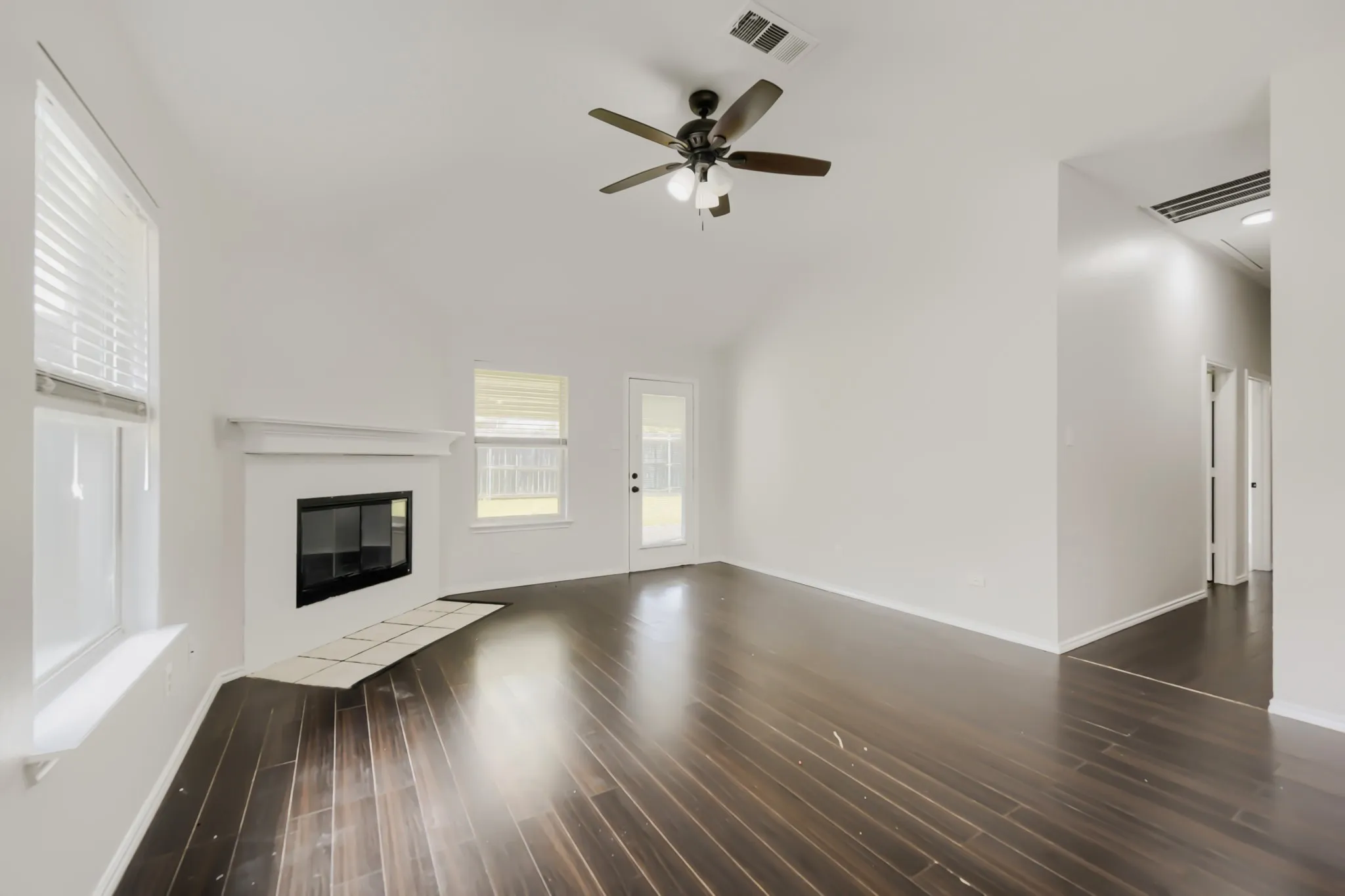 Single Family Residence For Sale in Parker County , 128 Tall Meadow Street, Azle, Texas 76020, 3 Bedroom, 2 Bathroom, 2 Garage spaces, 1,603 Sqft, built in 2006, mls#21256408, Real Estate Agent in Azle, Homes For Sale in Parker county, Homes For Sale in Azle, Realtor in Azle Texas, Real Estate Brokerage Independent Realty Texas, Luminita Cordes Realtor