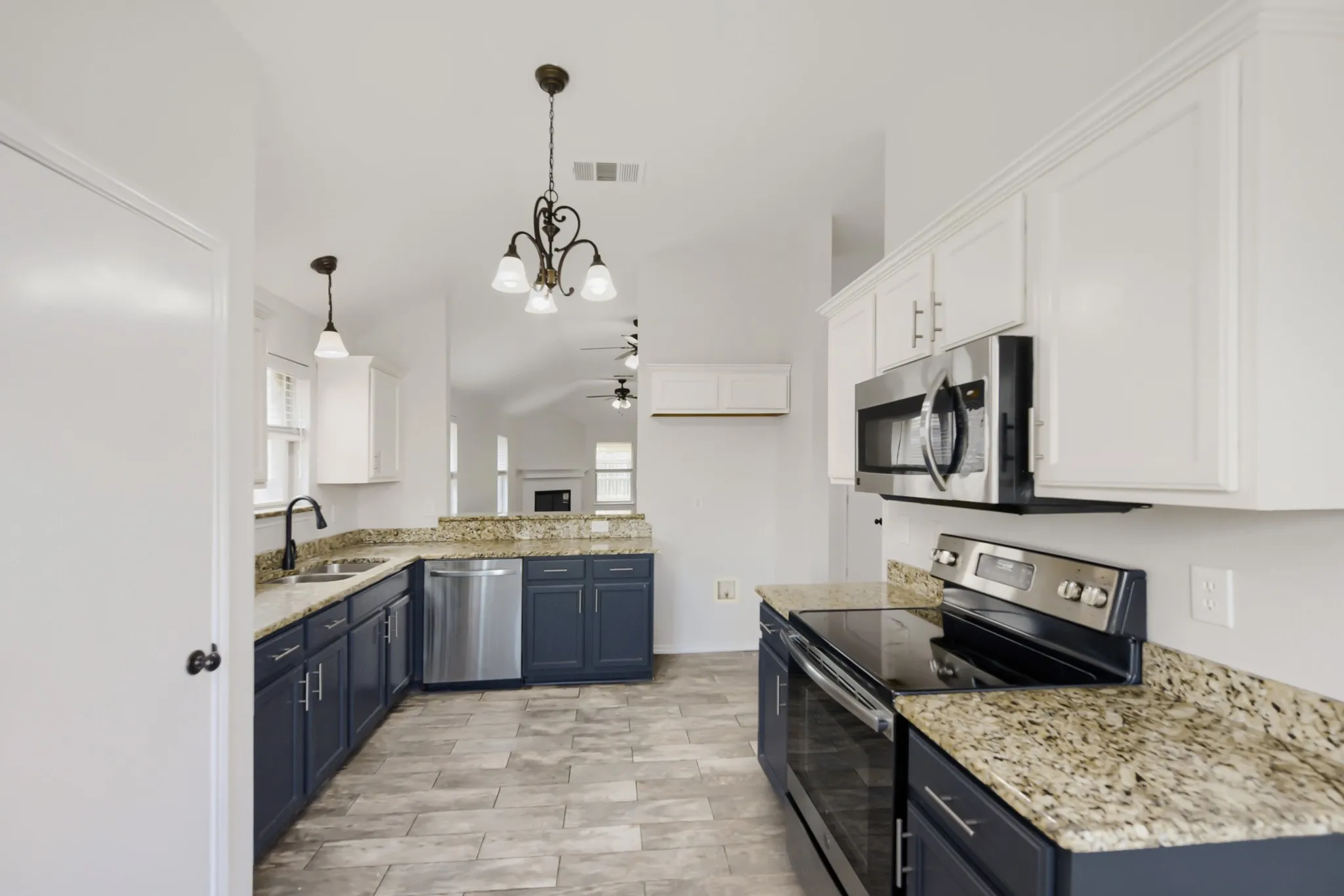 Single Family Residence For Sale in Parker County , 128 Tall Meadow Street, Azle, Texas 76020, 3 Bedroom, 2 Bathroom, 2 Garage spaces, 1,603 Sqft, built in 2006, mls#21256408, Real Estate Agent in Azle, Homes For Sale in Parker county, Homes For Sale in Azle, Realtor in Azle Texas, Real Estate Brokerage Independent Realty Texas, Luminita Cordes Realtor