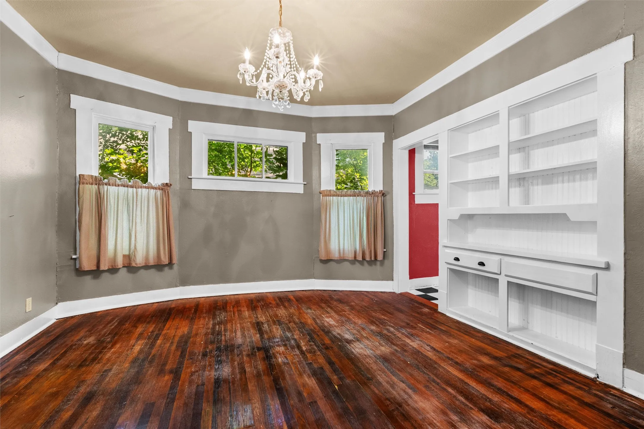 Single Family Residence For Sale in Tarrant County , 2231 Hurley Avenue, Fort Worth, Texas 76110, 2 Bedroom, 2 Bathroom, 1 Garage spaces, 1,350 Sqft, built in 1911, mls#21299253, Real Estate Agent in Fort Worth, Homes For Sale in Tarrant county, Homes For Sale in Fort Worth, Realtor in Fort Worth Texas, Real Estate Brokerage Independent Realty Texas, Luminita Cordes Realtor
