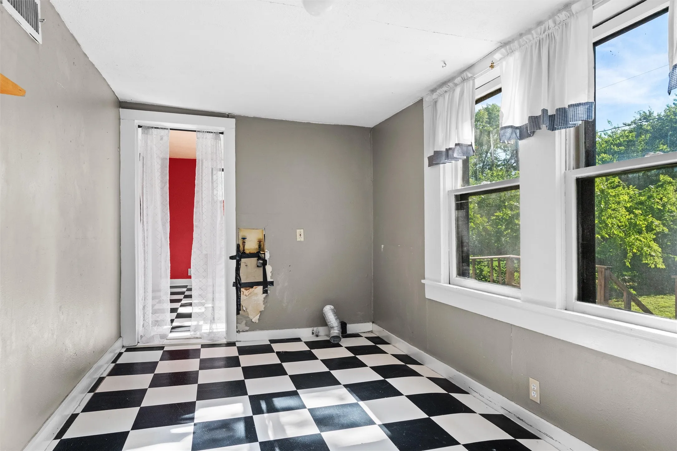 Single Family Residence For Sale in Tarrant County , 2231 Hurley Avenue, Fort Worth, Texas 76110, 2 Bedroom, 2 Bathroom, 1 Garage spaces, 1,350 Sqft, built in 1911, mls#21299253, Real Estate Agent in Fort Worth, Homes For Sale in Tarrant county, Homes For Sale in Fort Worth, Realtor in Fort Worth Texas, Real Estate Brokerage Independent Realty Texas, Luminita Cordes Realtor