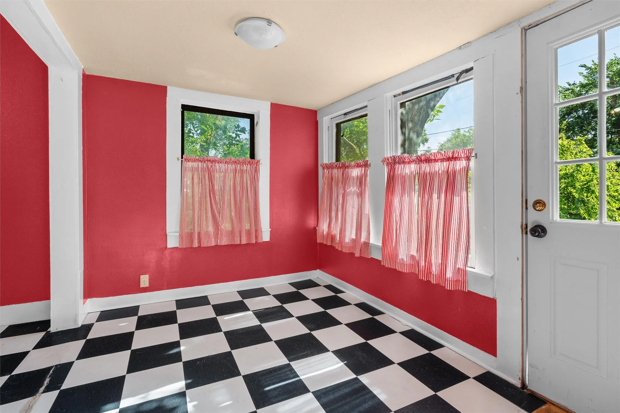 Single Family Residence For Sale in Tarrant County , 2231 Hurley Avenue, Fort Worth, Texas 76110, 2 Bedroom, 2 Bathroom, 1 Garage spaces, 1,350 Sqft, built in 1911, mls#21299253, Real Estate Agent in Fort Worth, Homes For Sale in Tarrant county, Homes For Sale in Fort Worth, Realtor in Fort Worth Texas, Real Estate Brokerage Independent Realty Texas, Luminita Cordes Realtor